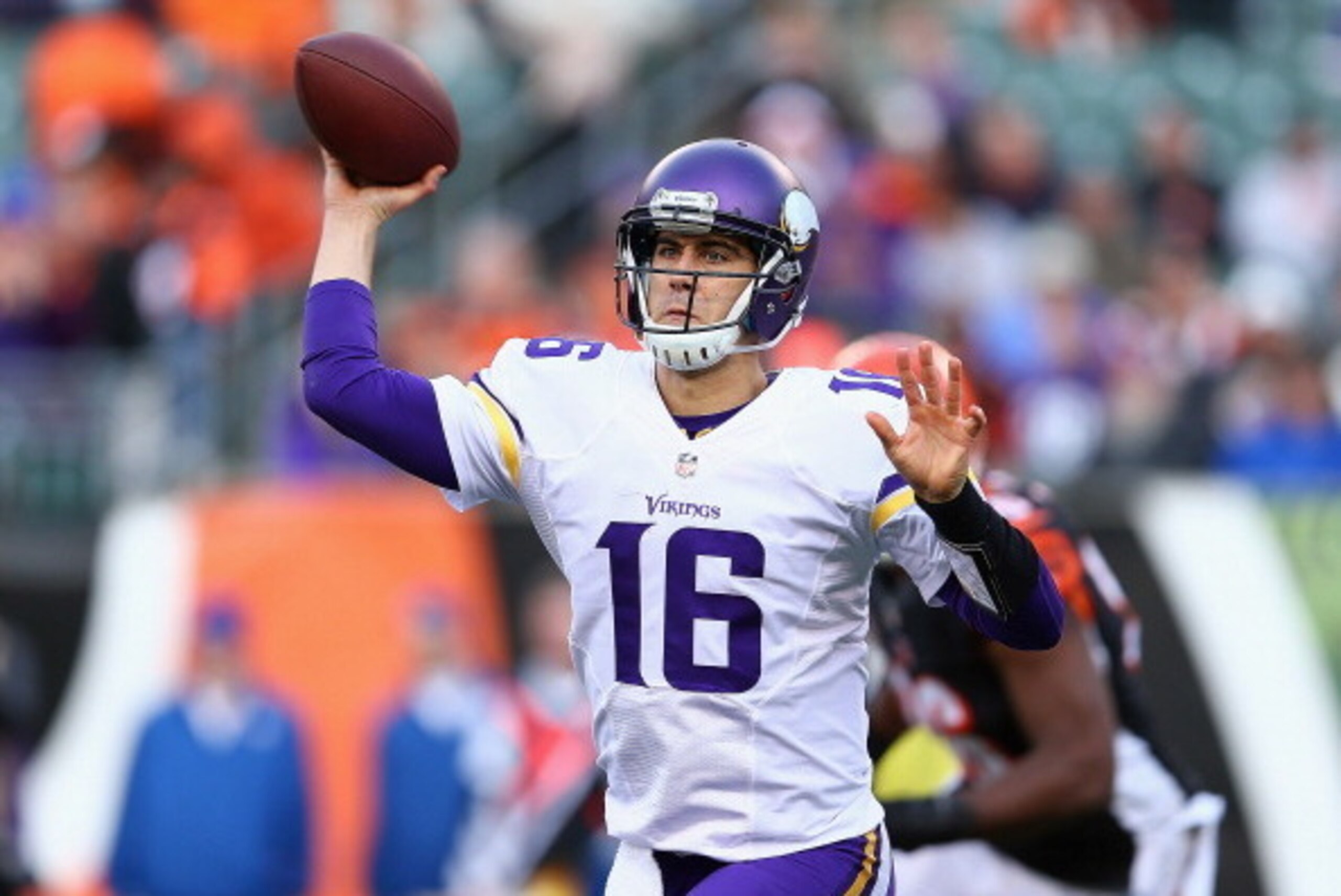 CINCINNATI, OH - DECEMBER 22:  Matt Cassel #16 of the Minnesota Vikings throws a pass during the NFL game against the Cincinnati Bengals at Paul Brown Stadium on December 22, 2013 in Cincinnati, Ohio.  (Photo by Andy Lyons/Getty Images)
