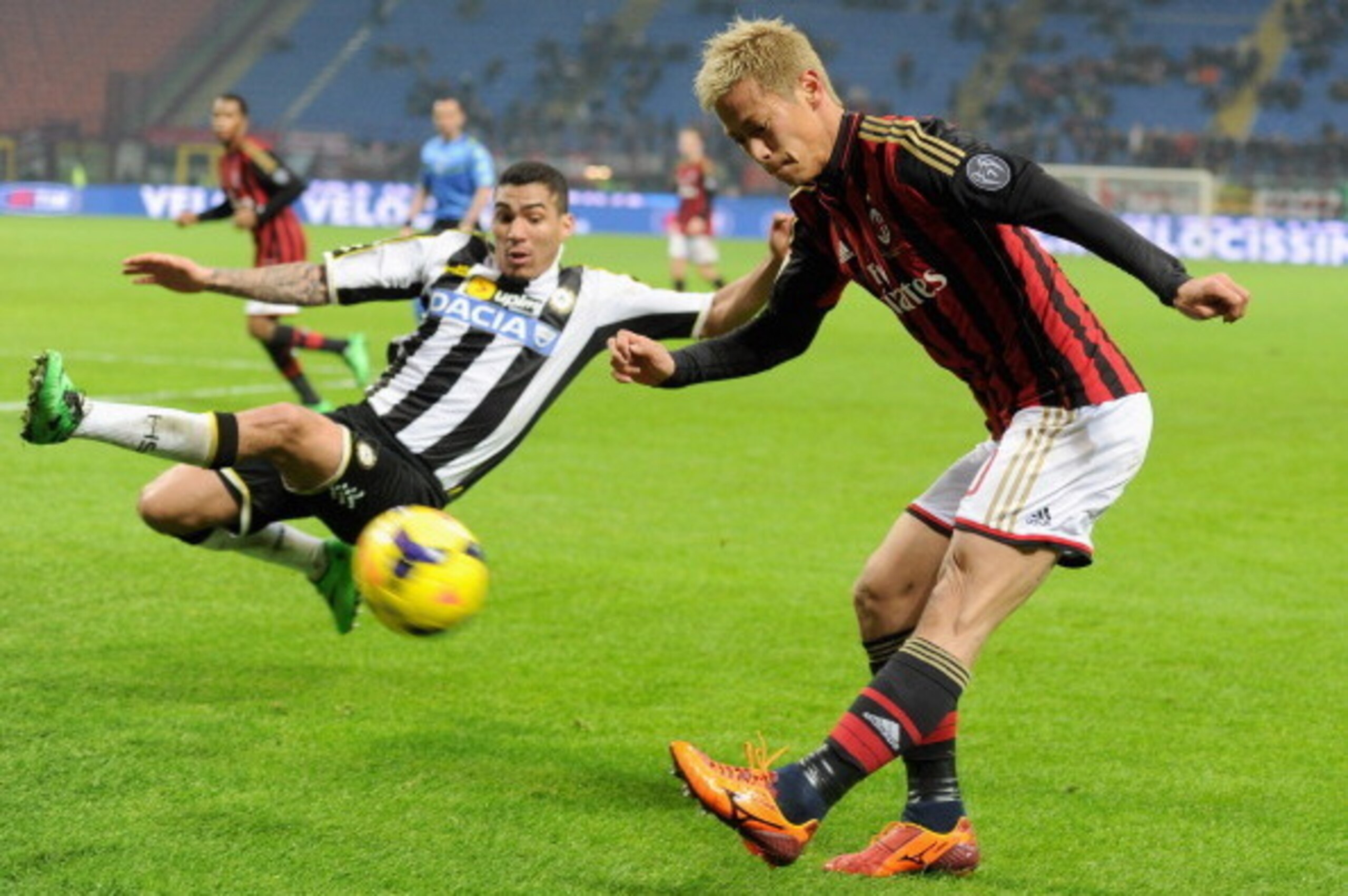 MILAN, ITALY - JANUARY 22:  Keisuke Honda of AC Milan (R) and Allan of Udinese Calcio compete for the ball during the TIM Cup match between AC Milan and Udinese Calcio at Stadio Giuseppe Meazza on January 22, 2014 in Milan, Italy.  (Photo by Claudio Villa