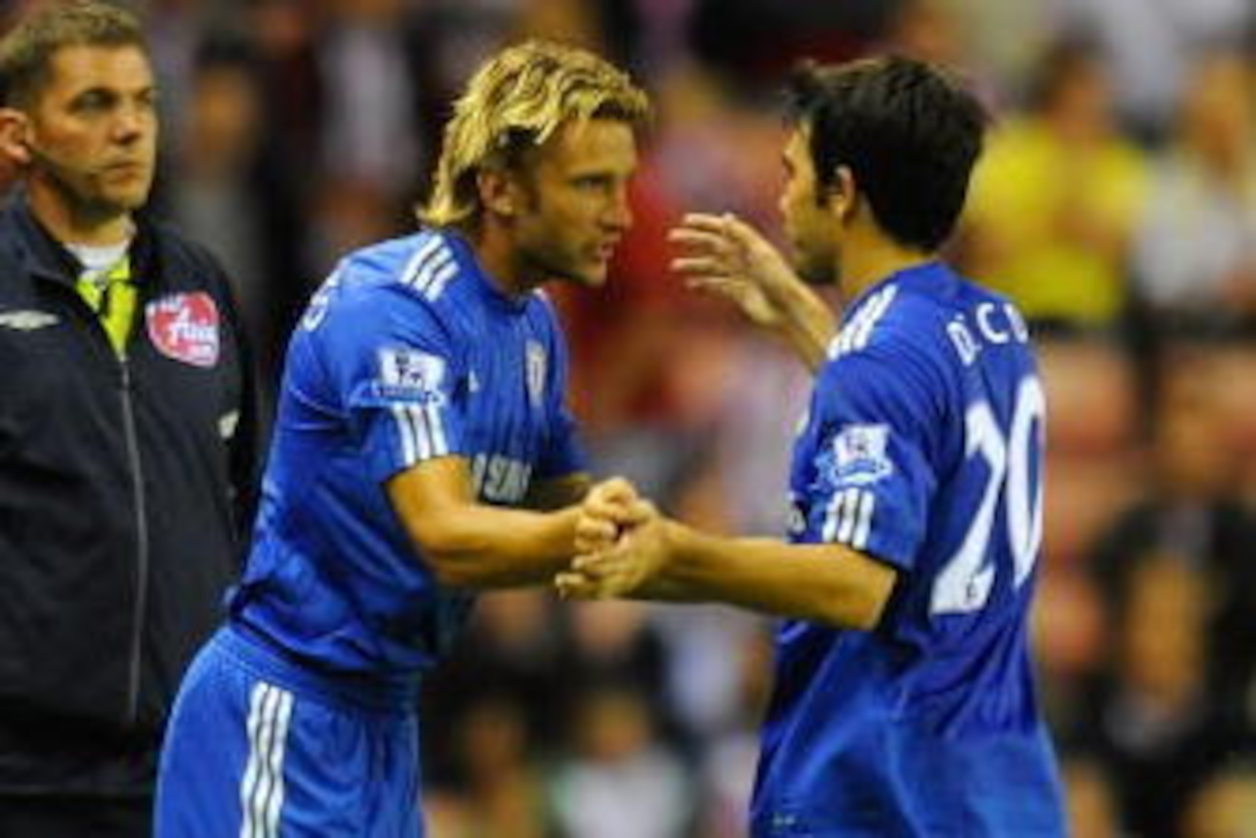 SUNDERLAND, ENGLAND - AUGUST 18:  Andriy Shevchenko of Chelsea replaces team mate Deco during the Barclays Premier League match between Sunderland and Chelsea at the Stadium of Light on August 18, 2009 in Manchester, England.  (Photo by Michael Regan/Gett
