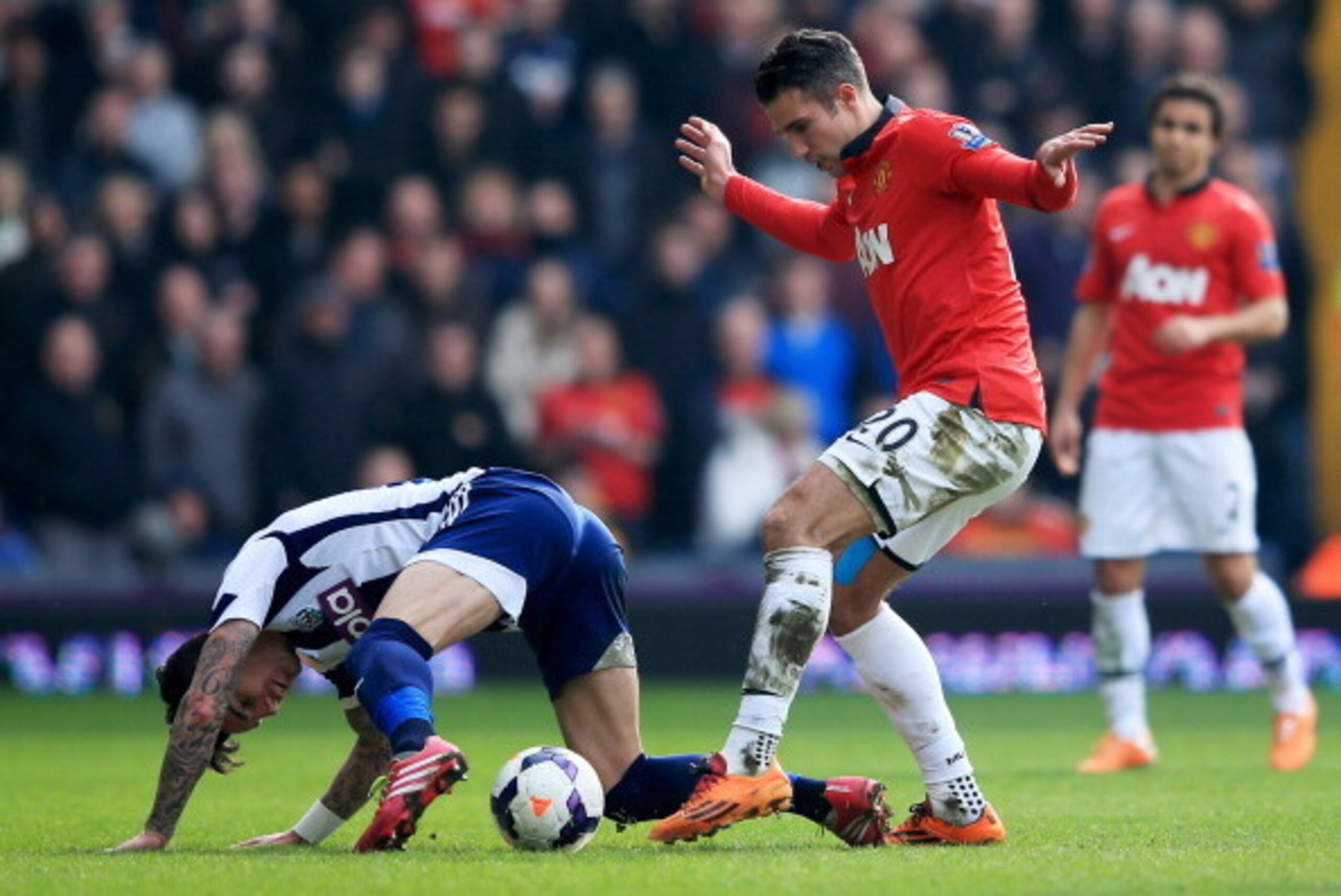 WEST BROMWICH, ENGLAND - MARCH 08:  Robin van Persie of Manchester United battles with Liam Ridgewell of West Bromwich Albion during the Barclays Premier League match between West Bromwich Albion and Manchester United at The Hawthorns on March 8, 2014 in 