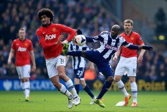 WEST BROMWICH, ENGLAND - MARCH 08:  Marouane Fellaini of Manchester United battles with Youssuf Mulumbu of West Bromwich Albion during the Barclays Premier League match between West Bromwich Albion and Manchester United at The Hawthorns on March 8, 2014 i