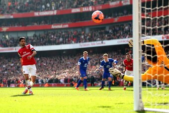 LONDON, ENGLAND - MARCH 08:  Mikel Arteta of Arsenal scores his team's second goal past goalkeeper Joel Robles of Everton during the FA Cup Quarter-Final match between Arsenal and Everton at Emirates Stadium on March 8, 2014 in London, England.  (Photo by