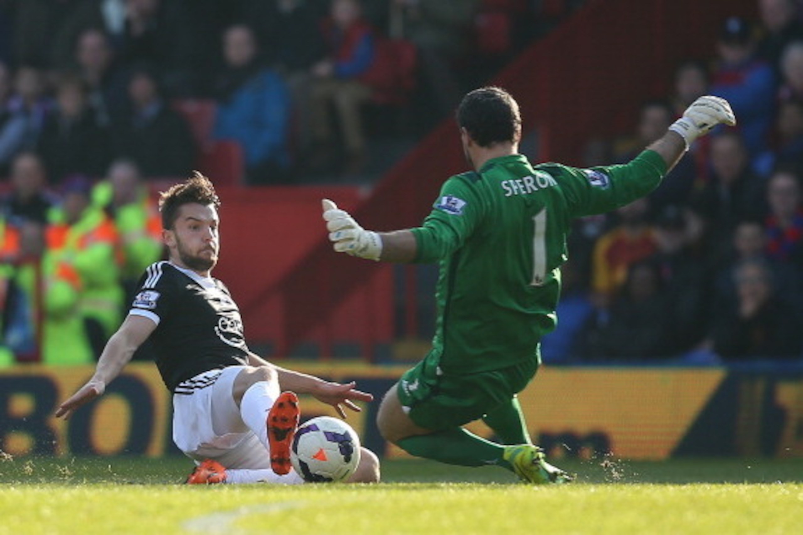 LONDON, ENGLAND - MARCH 08: Jay Rodriguez of Southampton beats Palace keeper Julian Speroni to the ball to score the first goal of the game during the Barclays Premier League match between Crystal Palace and Southampton at Selhurst Park on March 08, 2014 