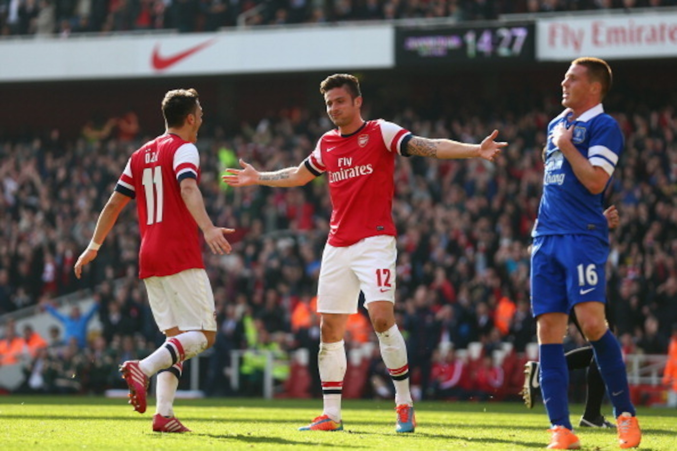 LONDON, ENGLAND - MARCH 08:  Olivier Giroud of Arsenal celebrates with teammate Mesut Oezil after scoring his team's fourth goal during the FA Cup Quarter-Final match between Arsenal and Everton at Emirates Stadium on March 8, 2014 in London, England.  (P