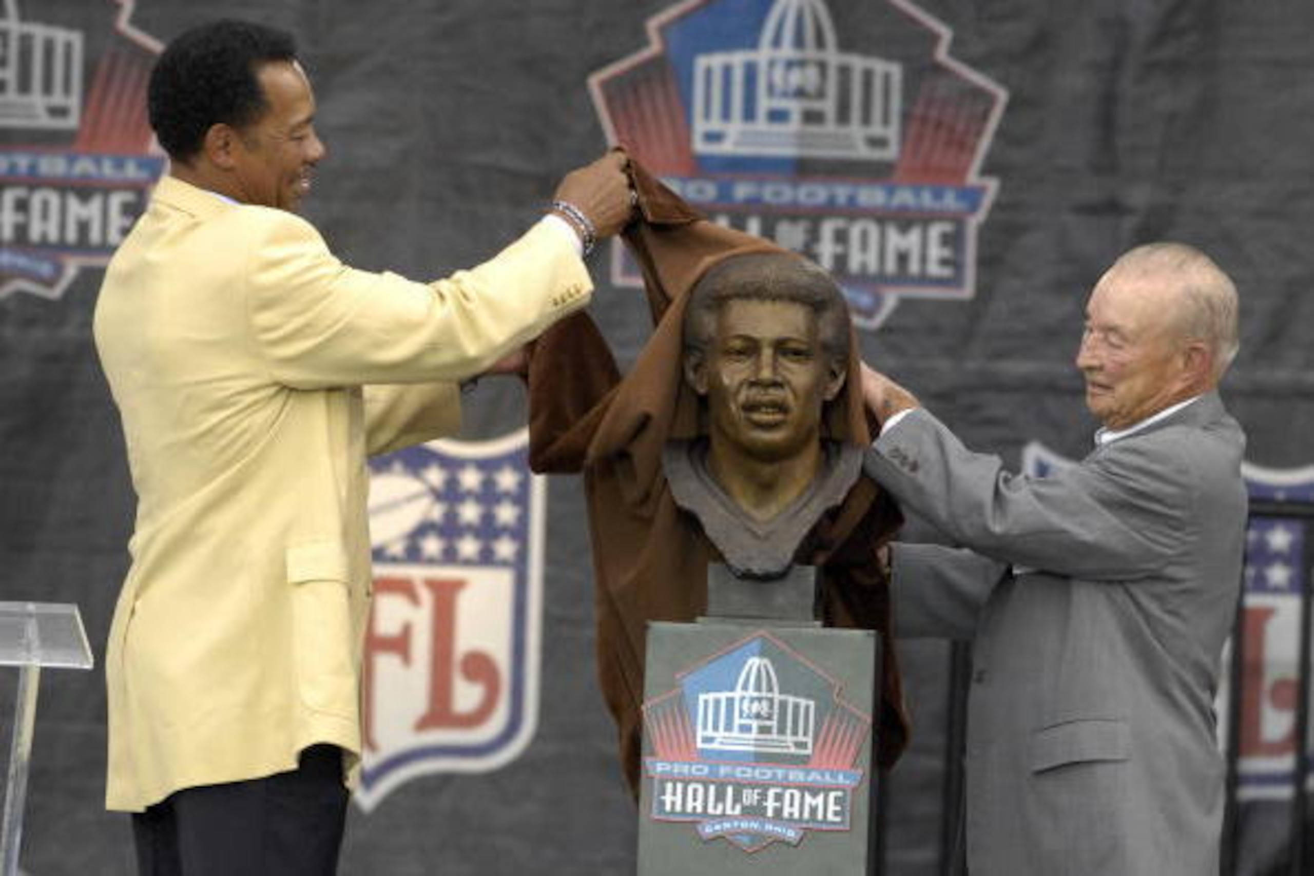 CANTON, OH - AUGUST 04: Charlie Sanders (L) and Detroit Lions owner William Clay Ford, Sr. unveil Sanders' bust during the Class of 2007 Pro Football Hall of Fame Enshrinement Ceremony August 4, 2007 in Canton, Ohio. (Photo by Al Messerschmidt/Getty Image