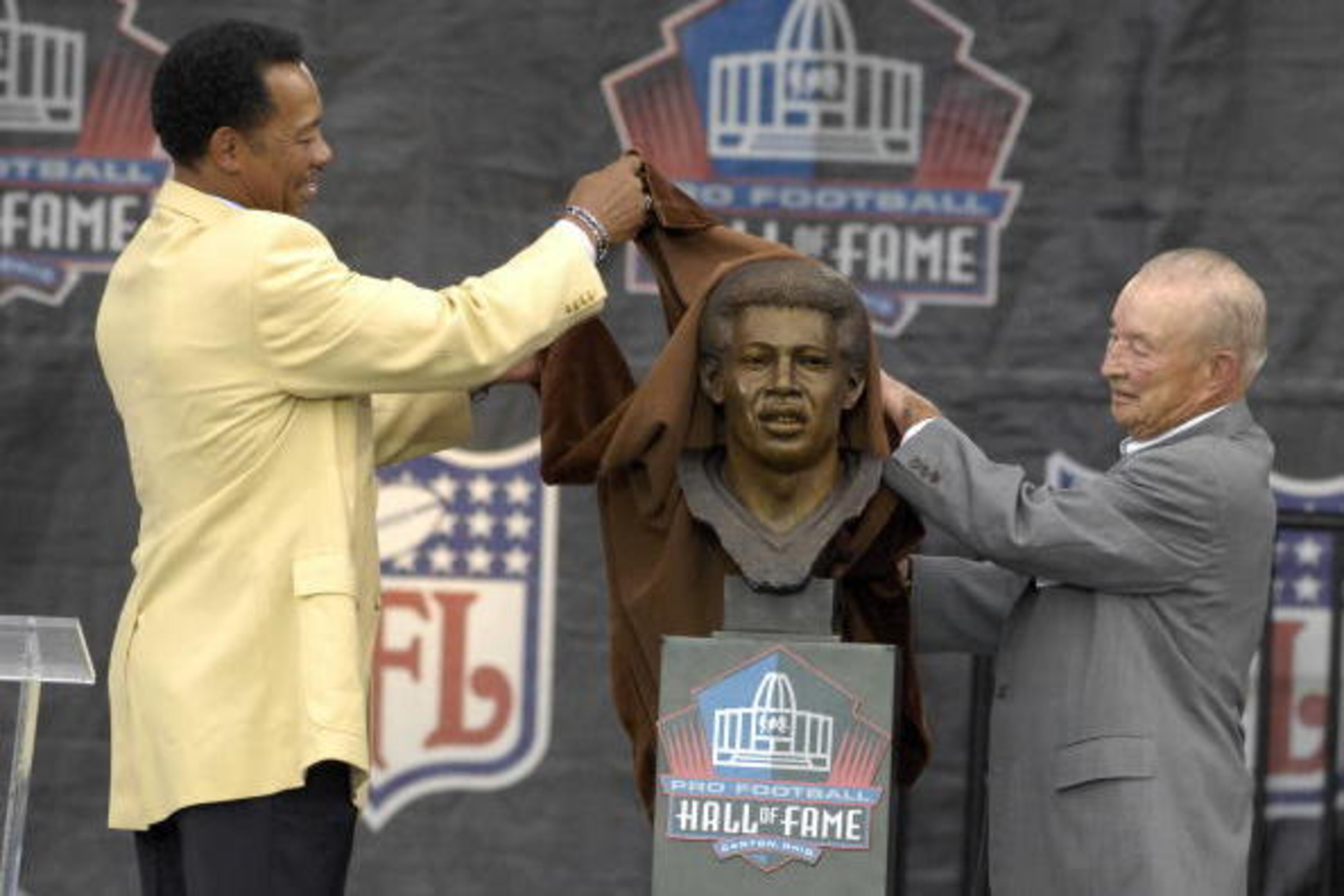 CANTON, OH - AUGUST 04: Charlie Sanders (L) and Detroit Lions owner William Clay Ford, Sr. unveil Sanders' bust during the Class of 2007 Pro Football Hall of Fame Enshrinement Ceremony August 4, 2007 in Canton, Ohio. (Photo by Al Messerschmidt/Getty Image