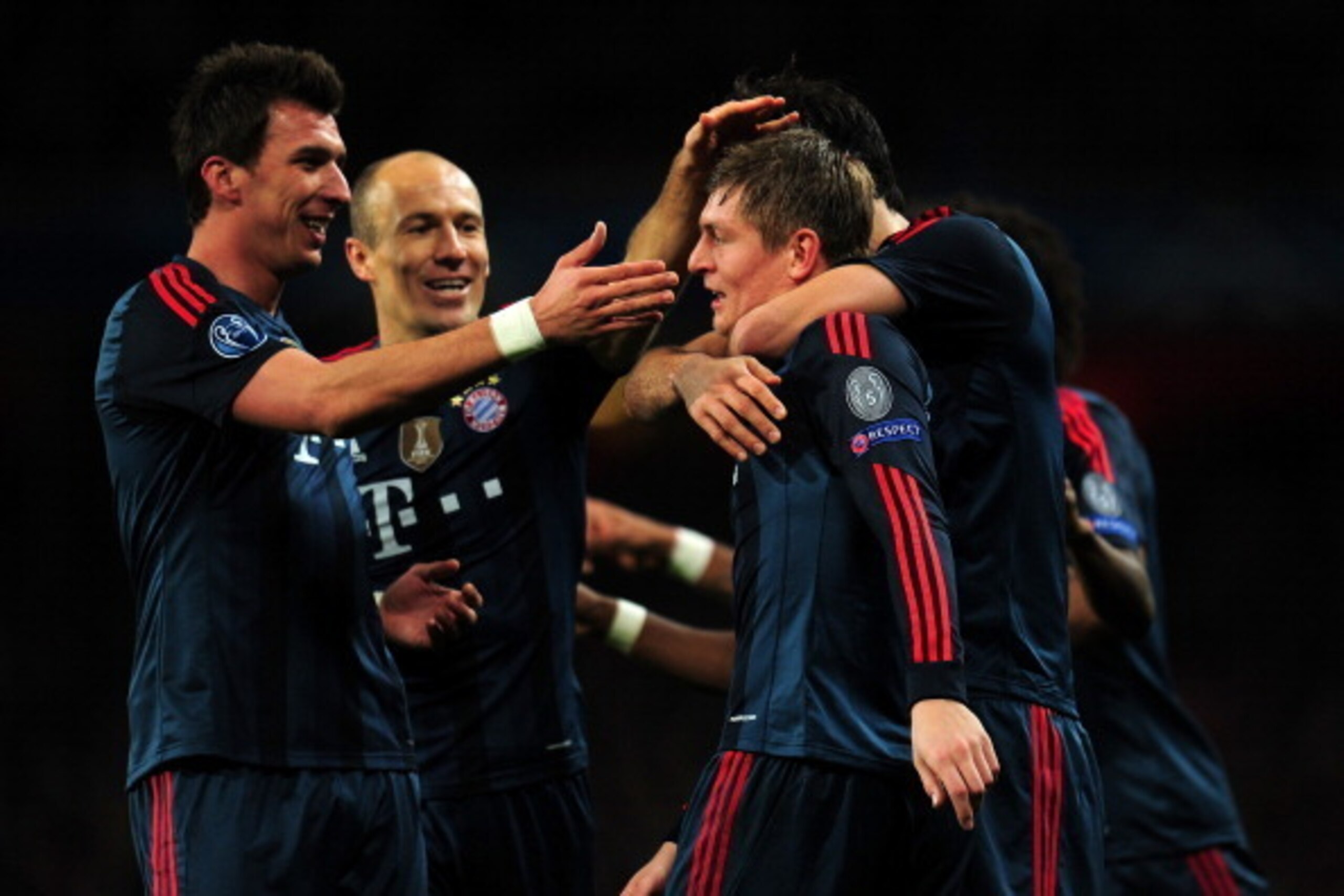 LONDON, ENGLAND - FEBRUARY 19:  Toni Kroos of Bayern Muenchen celebrates scoring the opening goal with with team mates during the UEFA Champions League Round of 16 first leg match between Arsenal and FC Bayern Muenchen at Emirates Stadium on February 19, 