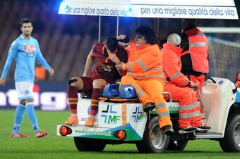 NAPLES, ITALY - MARCH 09:  Kevin Strootman of Roma goes off injured during the Serie A match between SSC Napoli and AS Roma at Stadio San Paolo on March 9, 2014 in Naples, Italy.  (Photo by Giuseppe Bellini/Getty Images)