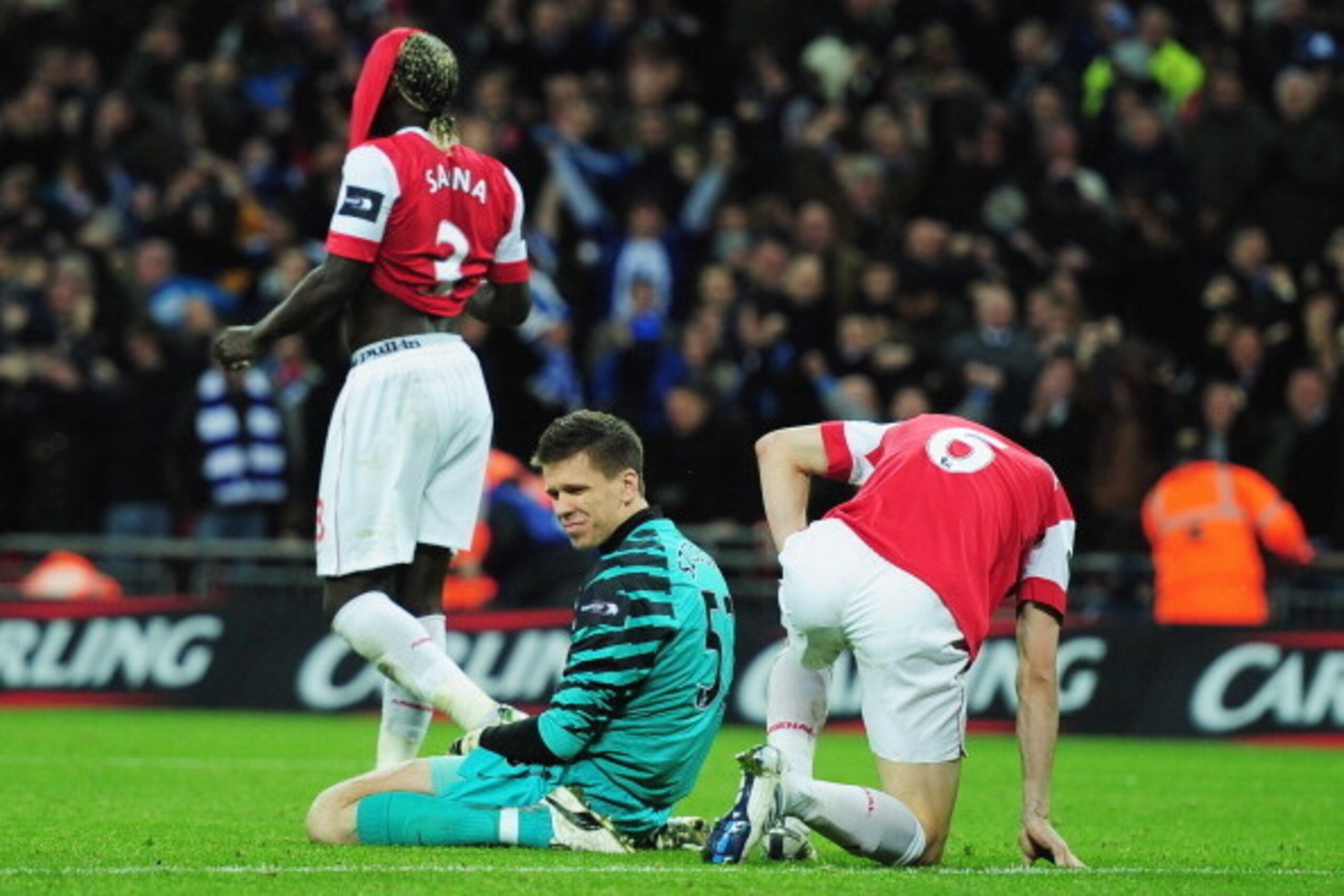 LONDON, ENGLAND - FEBRUARY 27:  Goalkeeper Wojciech Szczesny (C) of Arsenal and Laurent Koscielny react after a defensive mistake leading to the Birmingham City winning goal during the Carling Cup Final between Arsenal and Birmingham City at Wembley Stadi