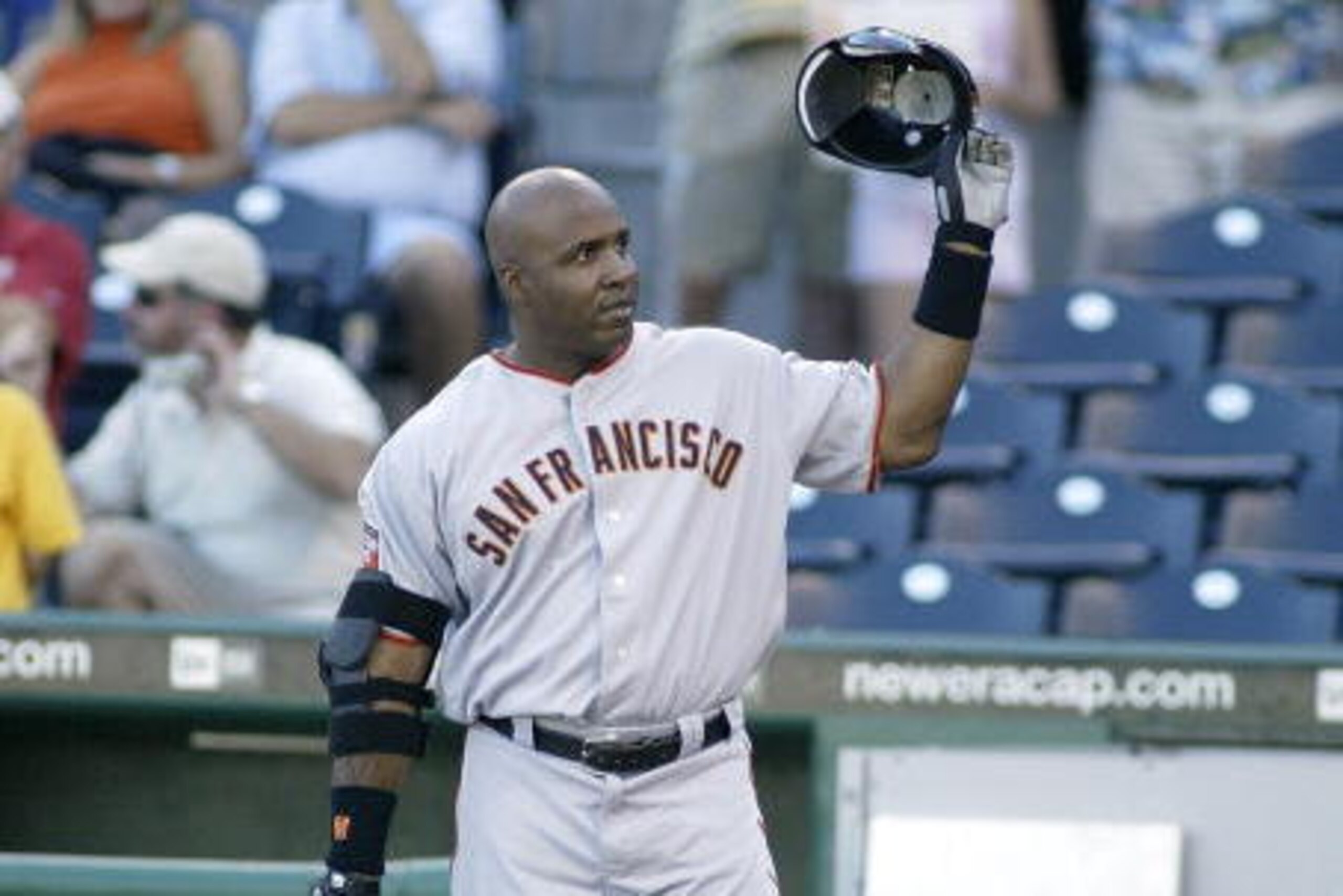 PITTSBURGH - AUGUST 13:  Barry Bonds #25  of the San Francisco Giants acknowledges the crowd in the second inning against the Pittsburgh Pirates in Game 1 of a double header on August 13, 2007 at PNC Park in Pittsburgh, Pennsylvania.  (Photo by Rick Stewa