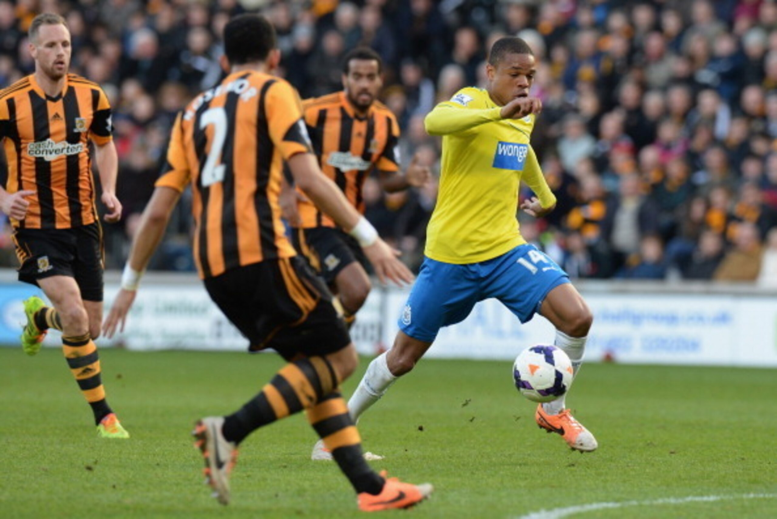 HULL, ENGLAND - MARCH 01: Loic Remy of Newcastle United battles his way through during the Barclays Premier League match between Hull City and Newcastle United at KC Stadium on March 1, 2014 in Hull, England.  (Photo by Tony Marshall/Getty Images)
