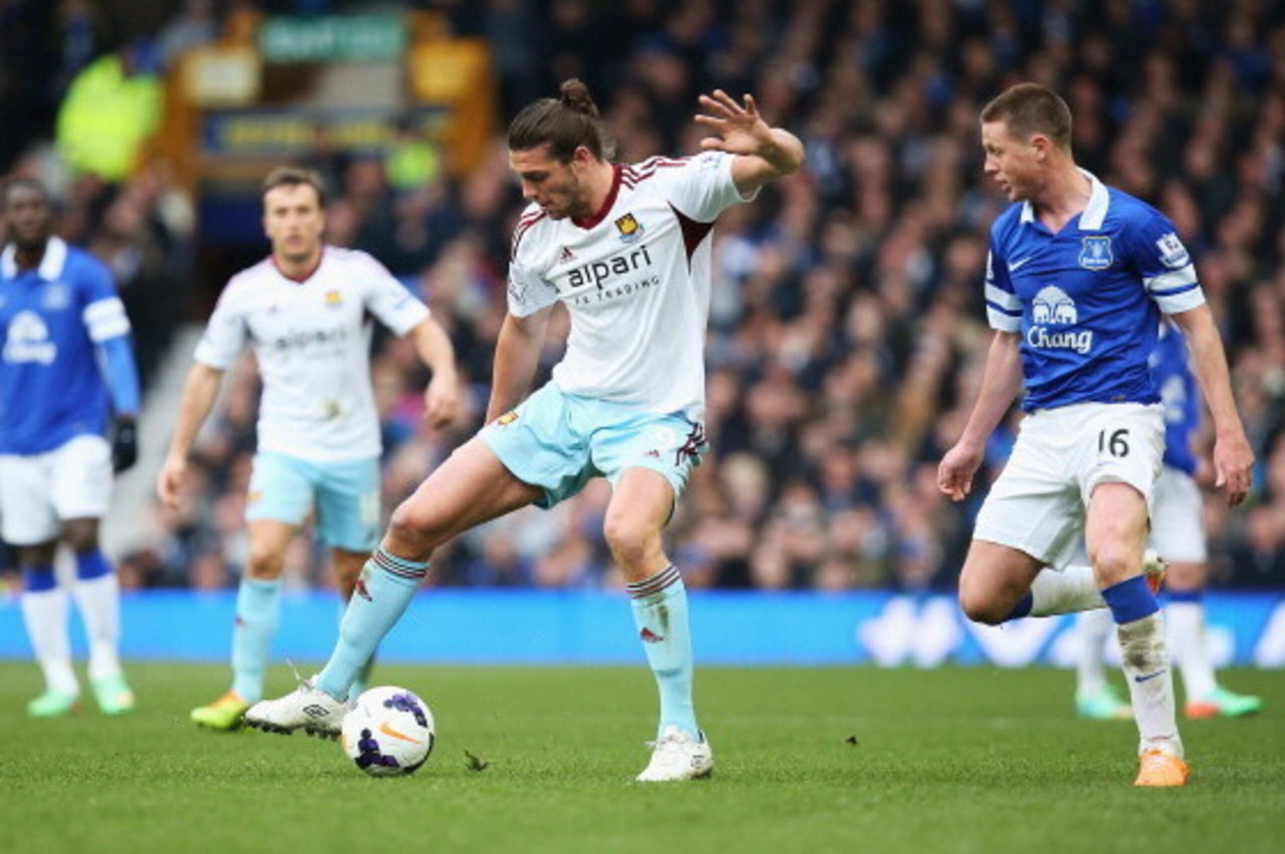 LIVERPOOL, ENGLAND - MARCH 01:  Andy Carroll of West Ham United is closed down by James McCarthy of Everton during the Barclays Premier League match between Everton and West Ham United at Goodison Park on March 1, 2014 in Liverpool, England.  (Photo by Ja