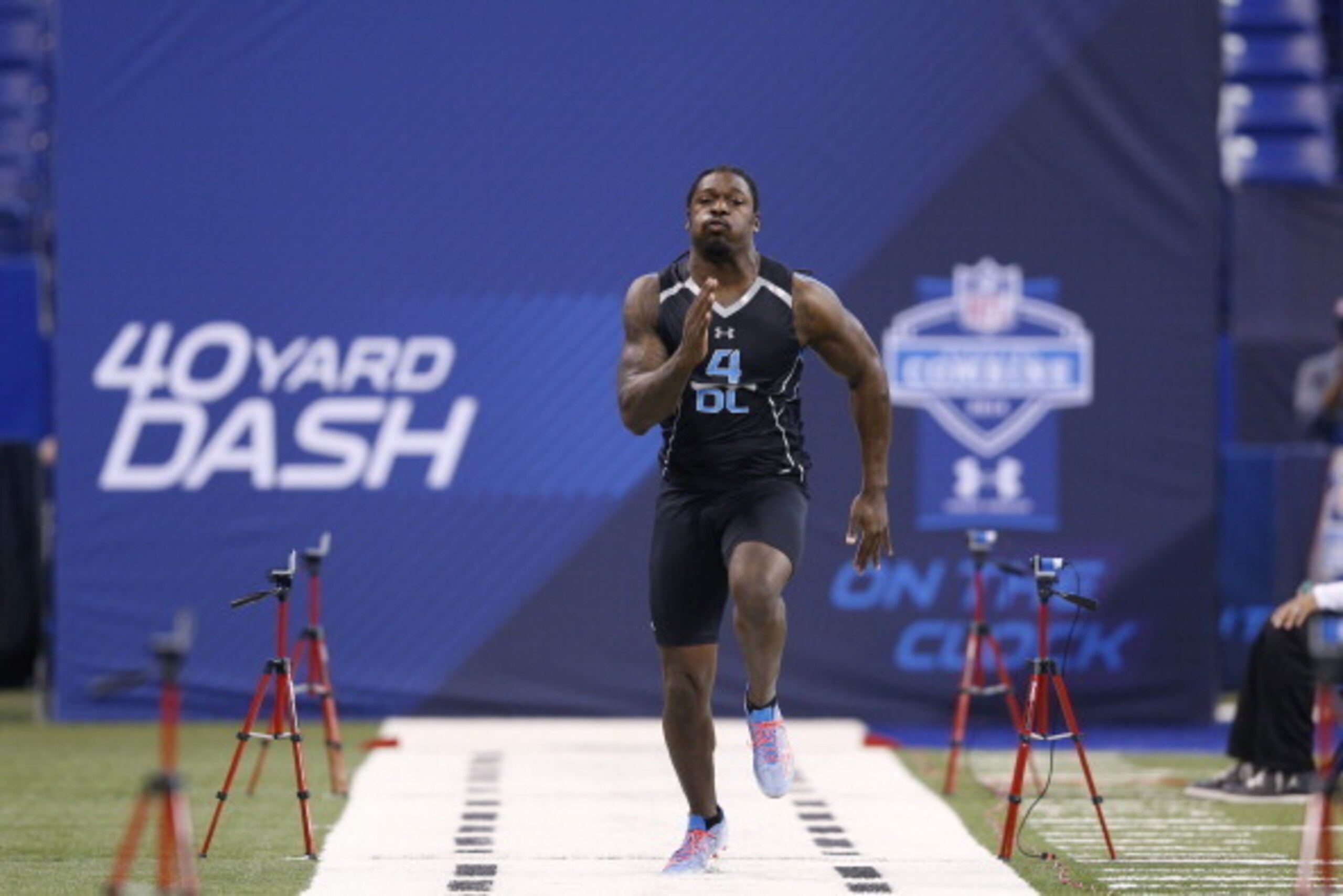 INDIANAPOLIS, IN - FEBRUARY 24: Former South Carolina defensive lineman Jadeveon Clowney runs the 40-yard dash during the 2014 NFL Combine at Lucas Oil Stadium on February 24, 2014 in Indianapolis, Indiana. (Photo by Joe Robbins/Getty Images)