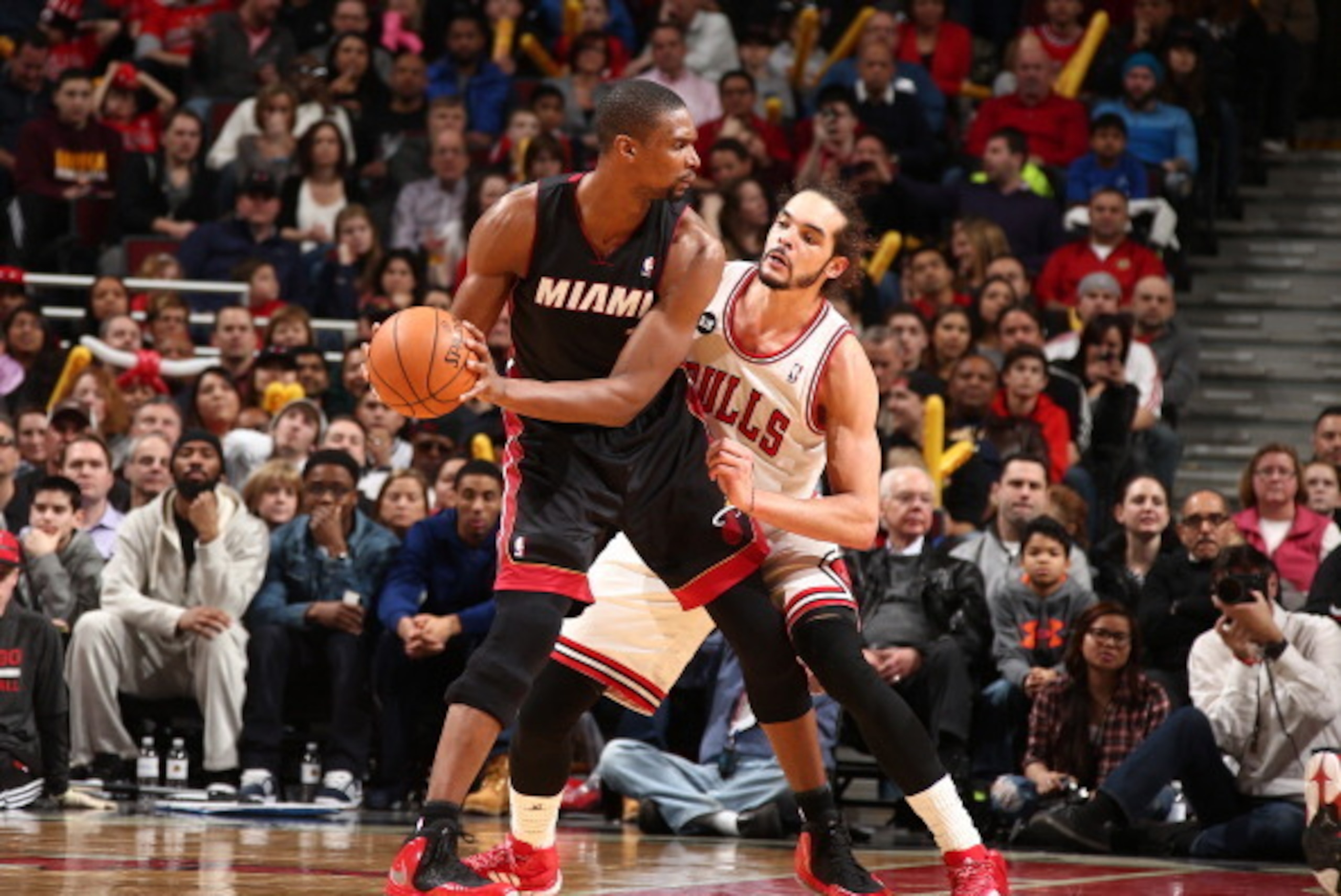CHICAGO, IL - MARCH 9: Chris Bosh #1 of the Miami Heat handles the ball against the Chicago Bulls at the United Center in Chicago. NOTE TO USER: User expressly acknowledges and agrees that, by downloading and or using this photograph, User is consenting t