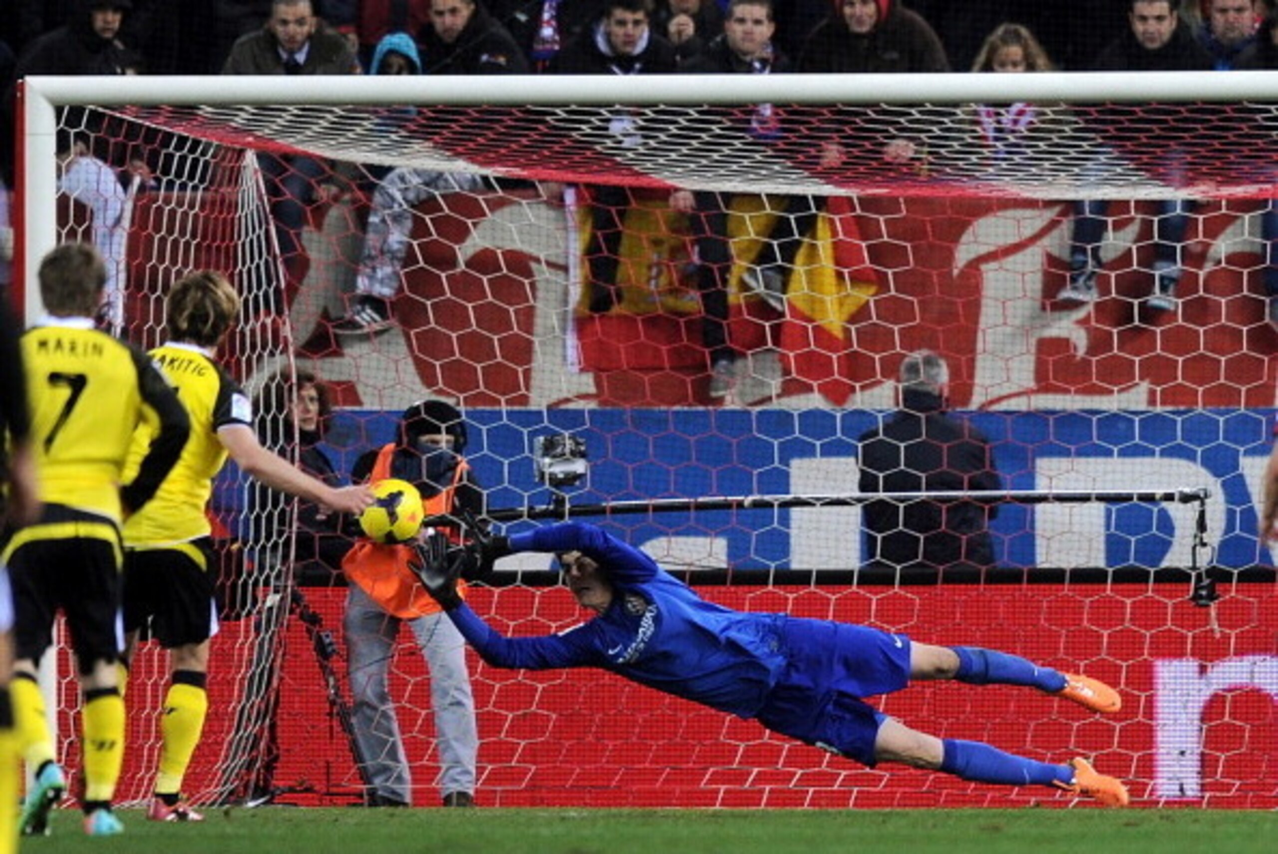 MADRID, SPAIN - JANUARY 19:   Thibaut Courtois of Club Atletico de Madrid fails to save a penalty kick from Ivan Rakitic of Sevilla FC during the La Liga match between Club Atletico de Madrid and Sevilla FC at Vicente Calderon Stadium on January 19, 2014 