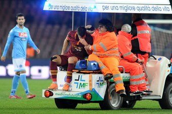 NAPLES, ITALY - MARCH 09:  Kevin Strootman of Roma goes off injured during the Serie A match between SSC Napoli and AS Roma at Stadio San Paolo on March 9, 2014 in Naples, Italy.  (Photo by Giuseppe Bellini/Getty Images)