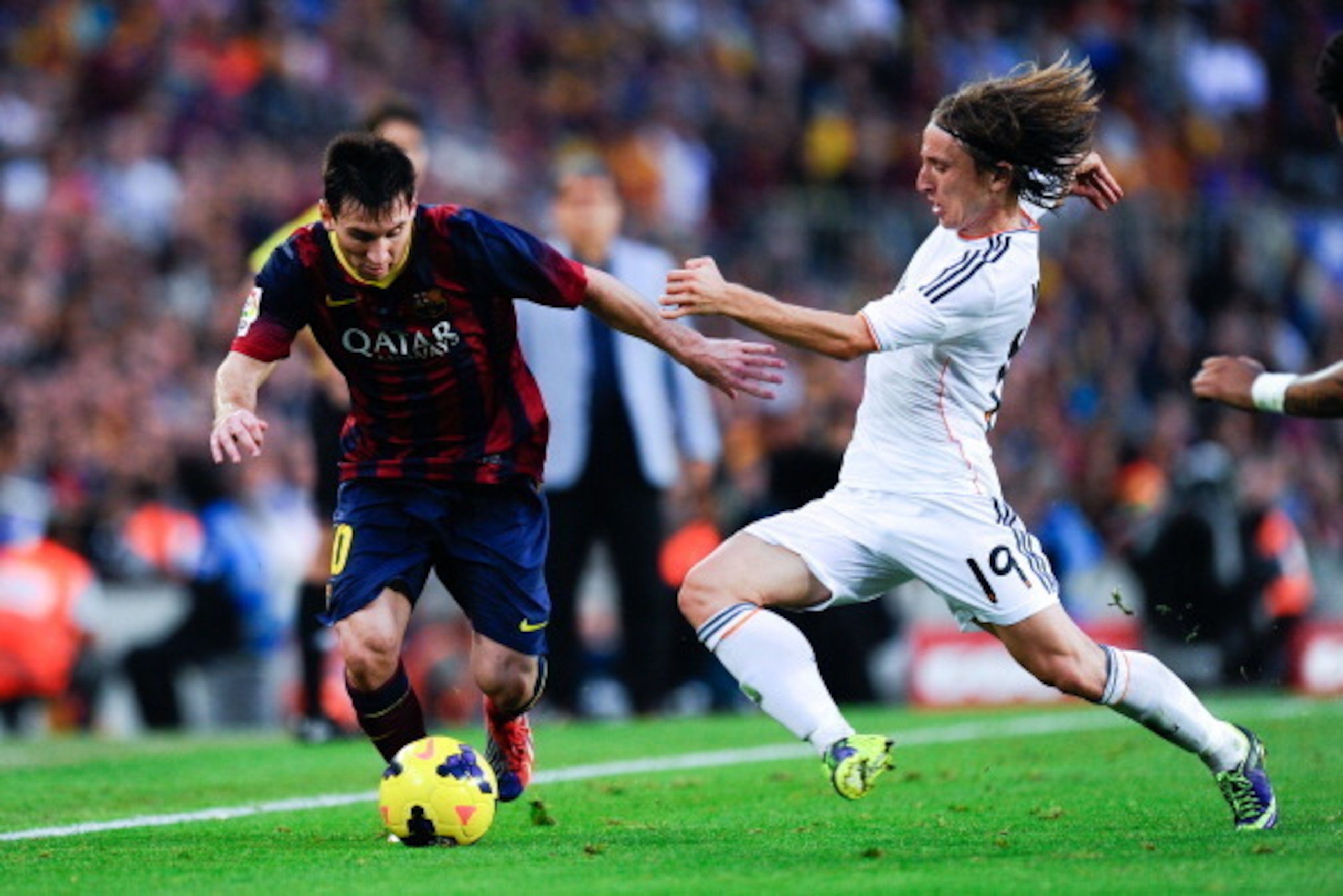 BARCELONA, SPAIN - OCTOBER 26:  Lionel Messi of FC Barcelona duels for the ball with Luka Modric of Real Madrid CF during the La Liga match between FC Barcelona and Real Madrid CF at Camp Nou on October 26, 2013 in Barcelona, Spain.  (Photo by David Ramos