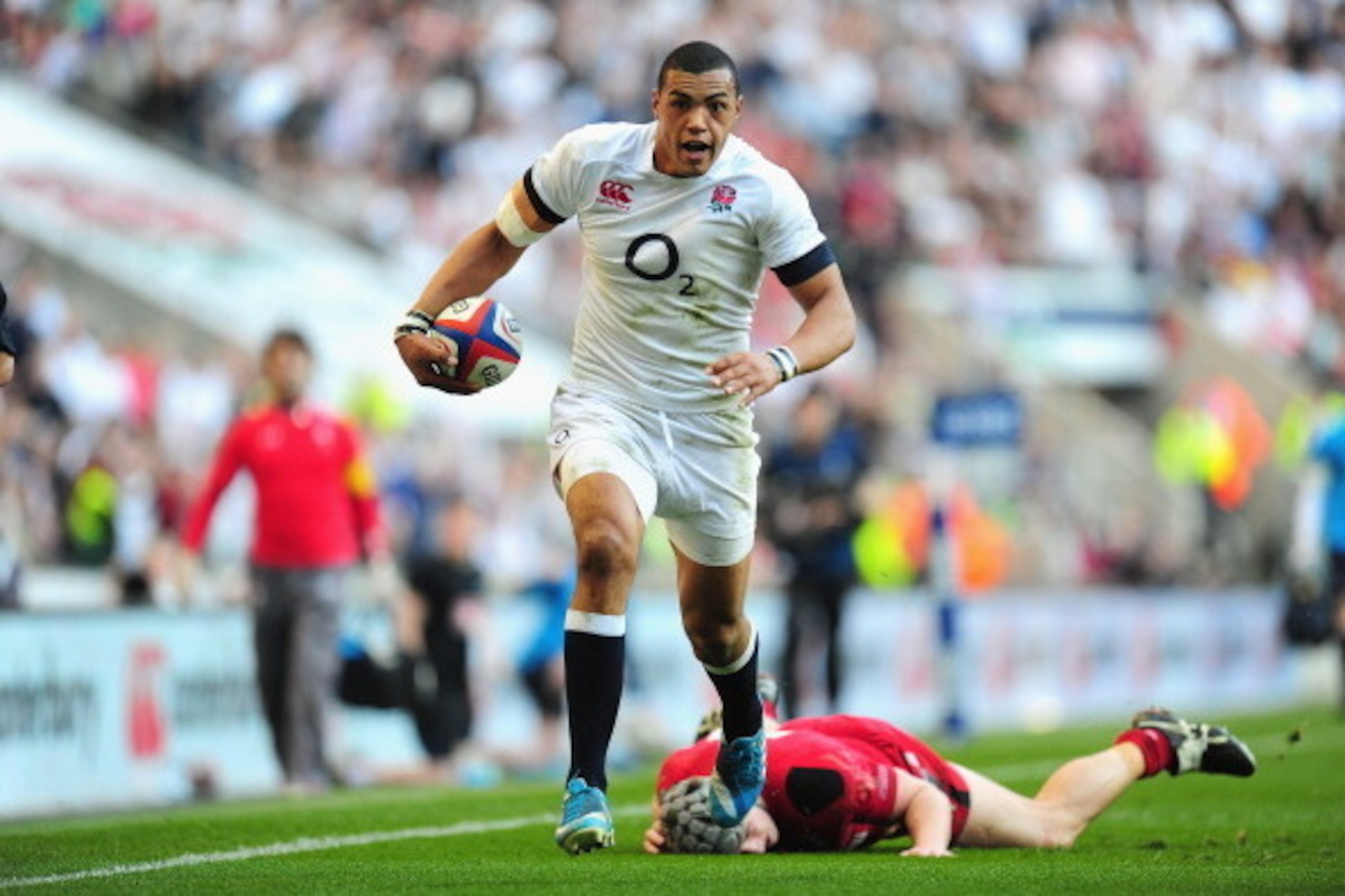 LONDON, ENGLAND - MARCH 09:  England player Luther Burrell in action during the RBS Six Nations match between England and Wales at Twickenham Stadium on March 9, 2014 in London, England.  (Photo by Stu Forster/Getty Images)
