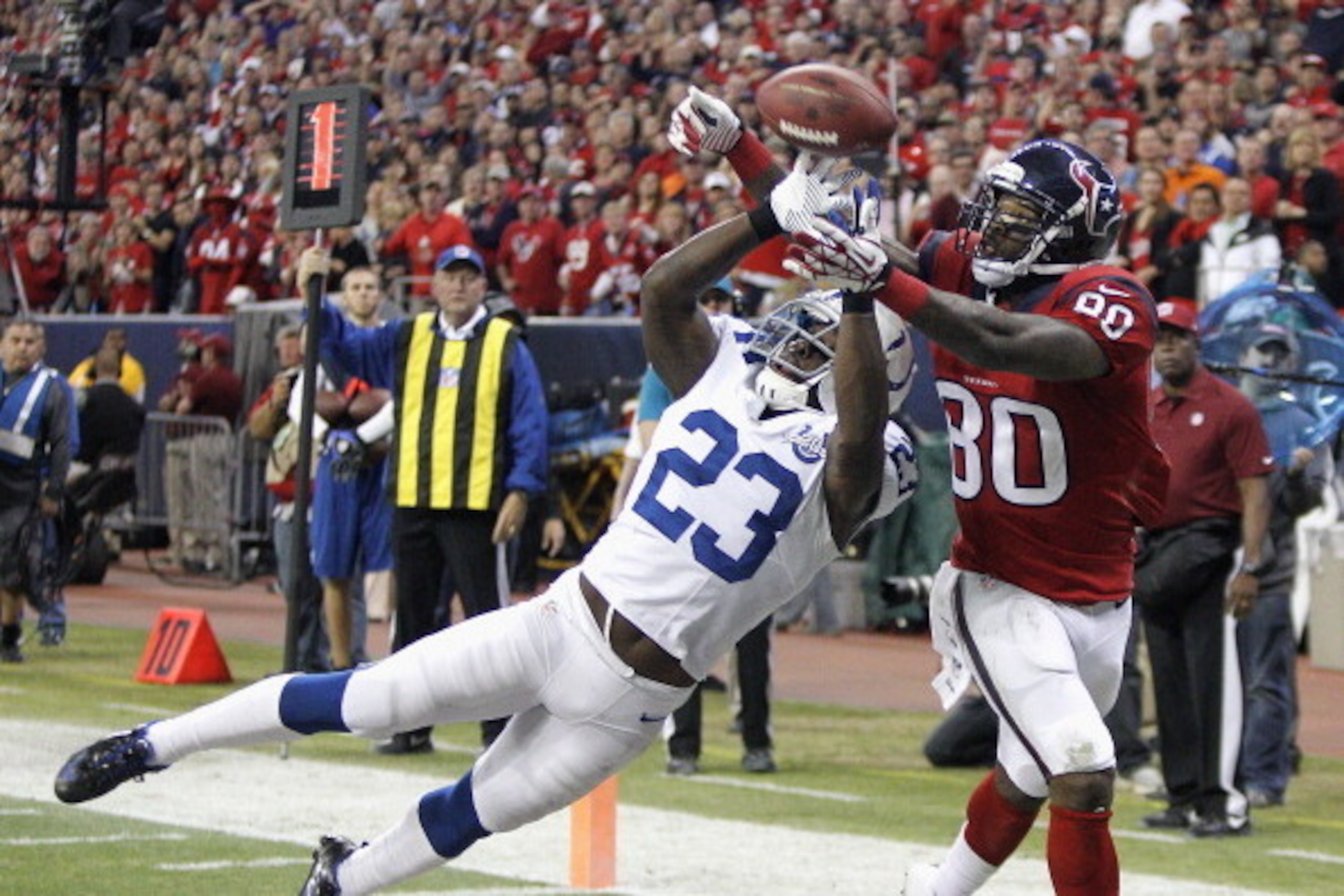 HOUSTON, TX - NOVEMBER 03: Andre Johnson #80 of the Houston Texans grabs a five yard pass away from Vontae Davis #23 of the Indianapolis Colts for a touchdown in the second quarter at Reliant Stadium on November 3, 2013 in Houston, Texas. (Photo by Bob HOUSTON, TX - NOVEMBER 03: Andre Johnson #80 of the Houston Texans grabs a five yard pass away from Vontae Davis #23 of the Indianapolis Colts for a touchdown in the second quarter at Reliant Stadium on November 3, 2013 in Houston, Texas. (Photo by Bob