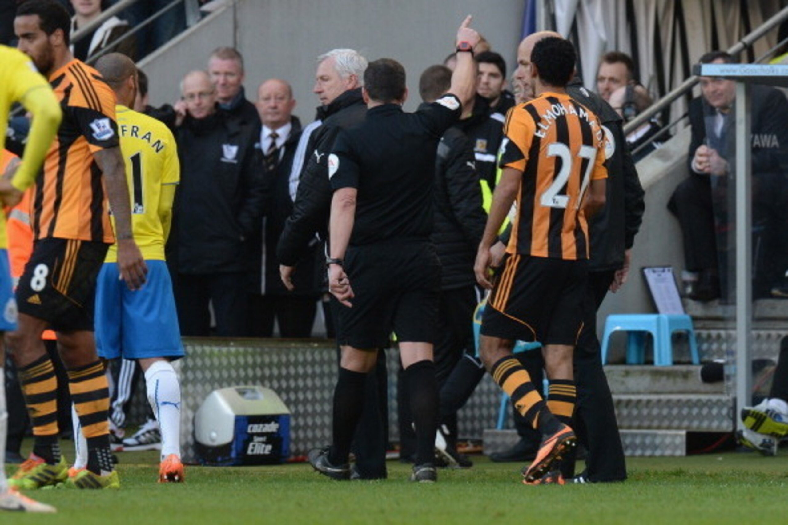 HULL, ENGLAND - MARCH 01:  Alan Pardew, manager of Newcastle United is sent to the stand by referee, Kevin Friend during the Barclays Premier League match between Hull City and Newcastle United at KC Stadium on March 1, 2014 in Hull, England.  (Photo by T