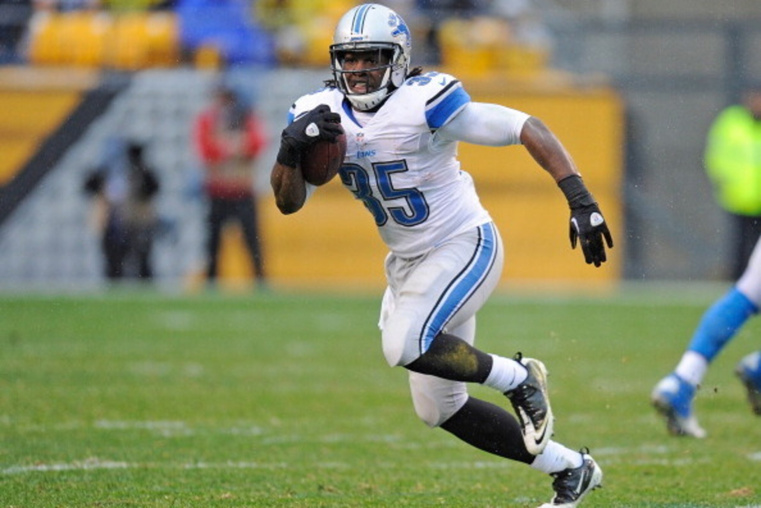 PITTSBURGH, PA - NOVEMBER 17 :  Joique Bell #35 of the Detroit Lions carries the football during the game against the Pittsburgh Steelers on November 17, 2013 at Heinz Field in Pittsburgh, Pennsylvania.  (Photo by Joe Sargent/Getty Images)