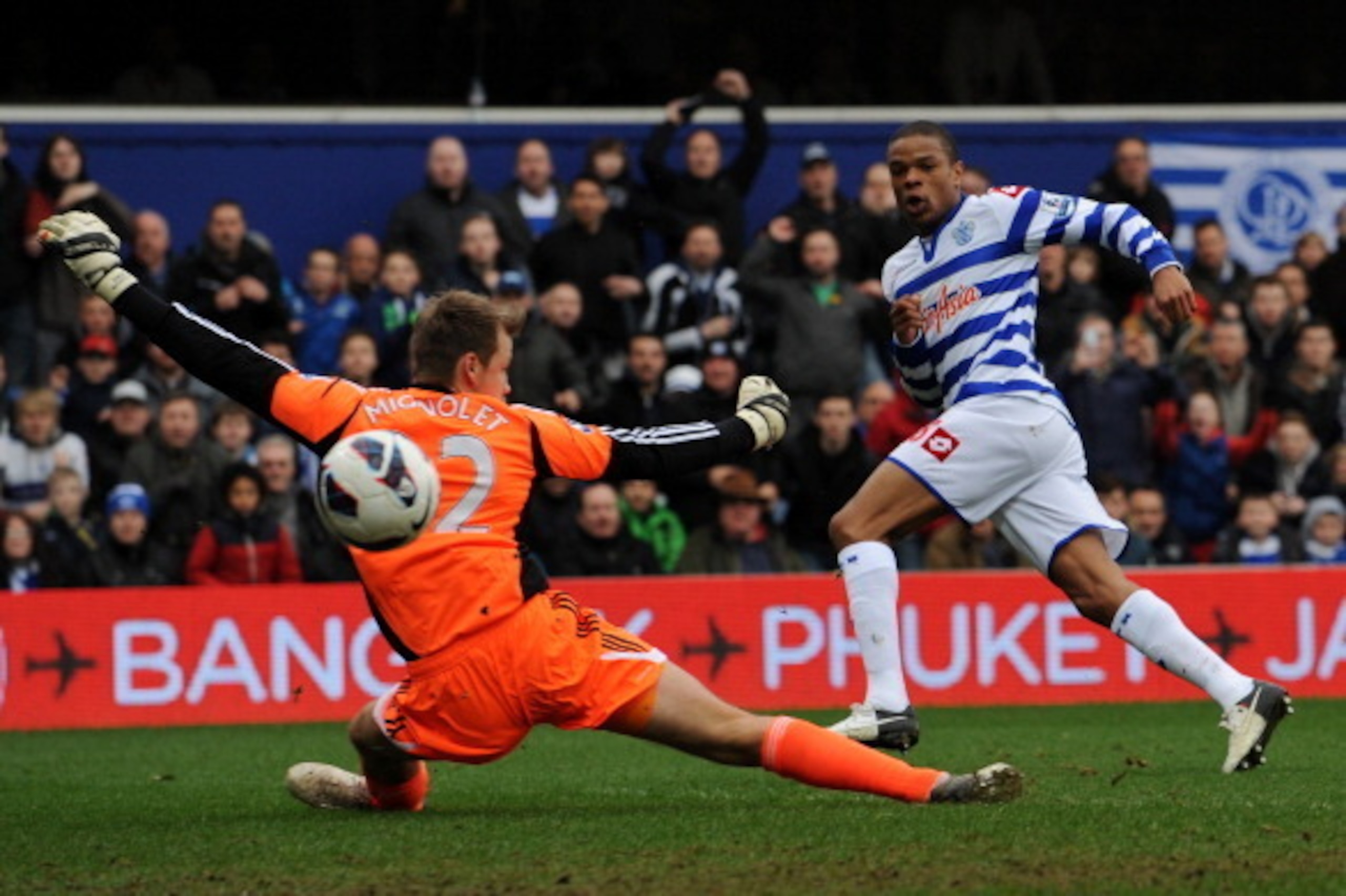 LONDON, ENGLAND - MARCH 09:  Loic Remy of Queens Park Rangers scores their first goal past Simon Mignolet of Sunderland during the Barclays Premier League match between Queens Park Rangers and Sunderland at Loftus Road on March 9, 2013 in London, England.
