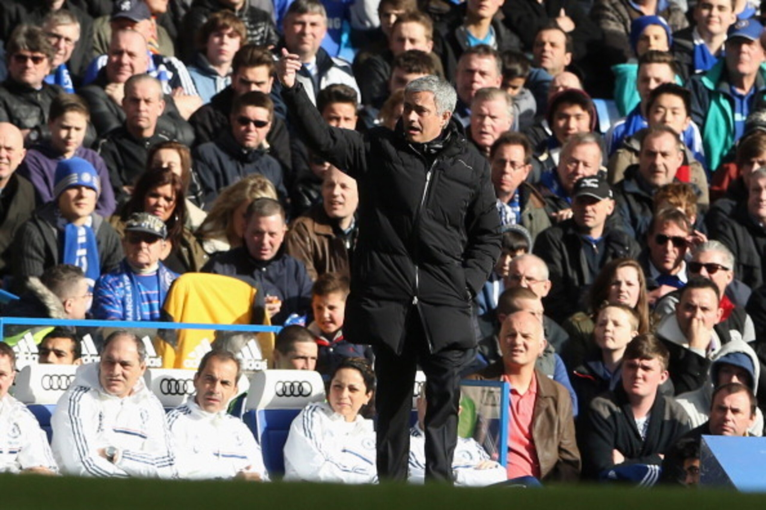 LONDON, ENGLAND - FEBRUARY 22:  Jose Mourinho manager of Chelsea signals during the Barclays Premier League match between Chelsea and Everton at Stamford Bridge on February 22, 2014 in London, England.  (Photo by Scott Heavey/Getty Images)