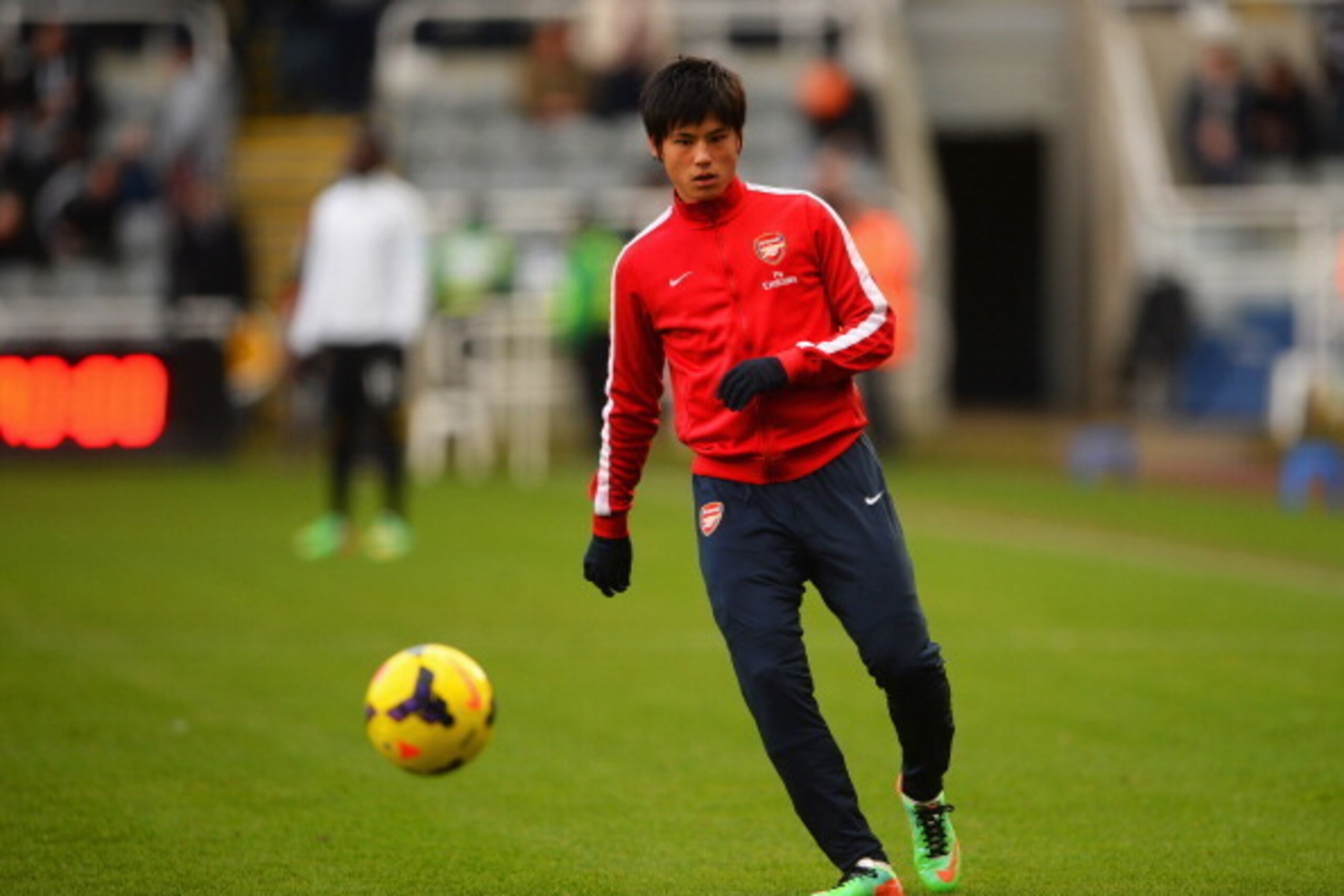 NEWCASTLE UPON TYNE, ENGLAND - DECEMBER 29:  Ryo Miyaichi of Arsenal warms up prior to the Barclays Premier League match between Newcastle United and Arsenal at St James' Park on December 29, 2013 in Newcastle upon Tyne, England.  (Photo by Michael Regan/
