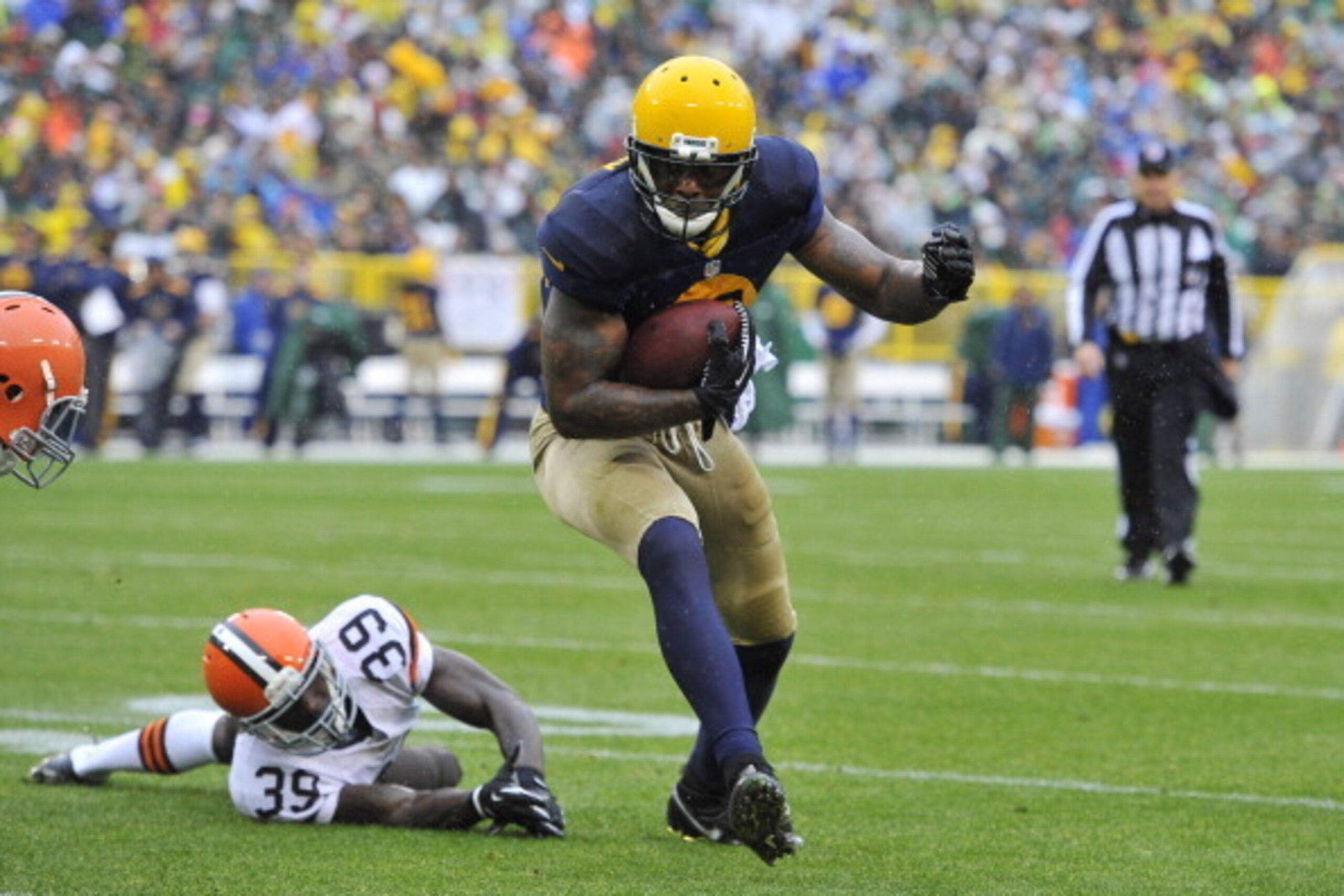 GREEN BAY, WI - OCTOBER 20:  Tight end Jermichael Finley #88 of the Green Bay Packers runs after a catch for a 10-yard touchdown reception during the first quarter against the Cleveland Browns at Lambeau Field on October 20, 2013 in Green Bay, Wisconsin. 
