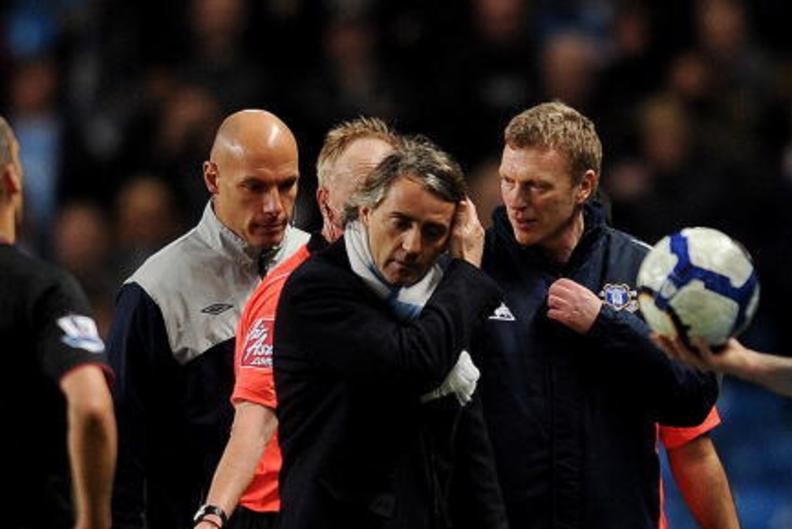 MANCHESTER, ENGLAND - MARCH 24:  Referee Peter Walton sends off Manchester City manager Roberto Mancini and Everton manager David Moyes during the Barclays Premiership match between Manchester City and Everton at the City of Manchester Stadium on March 24