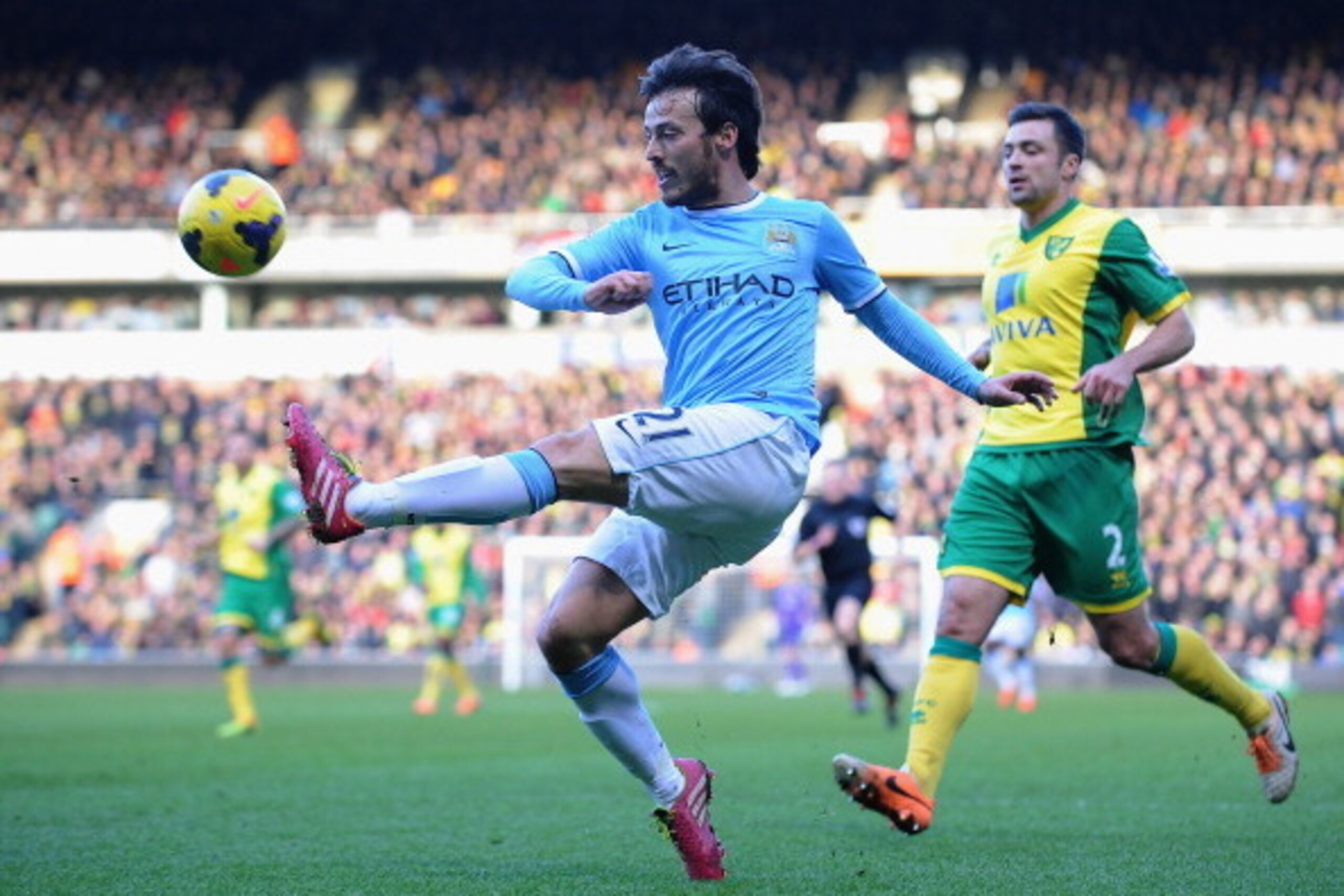 NORWICH, ENGLAND - FEBRUARY 08:  David Silva of Manchester City crosses the ball during the Barclays Premier League match between Norwich City and Manchester City  at Carrow Road on February 8, 2014 in Norwich, England.  (Photo by Tony Marshall/Getty Imag