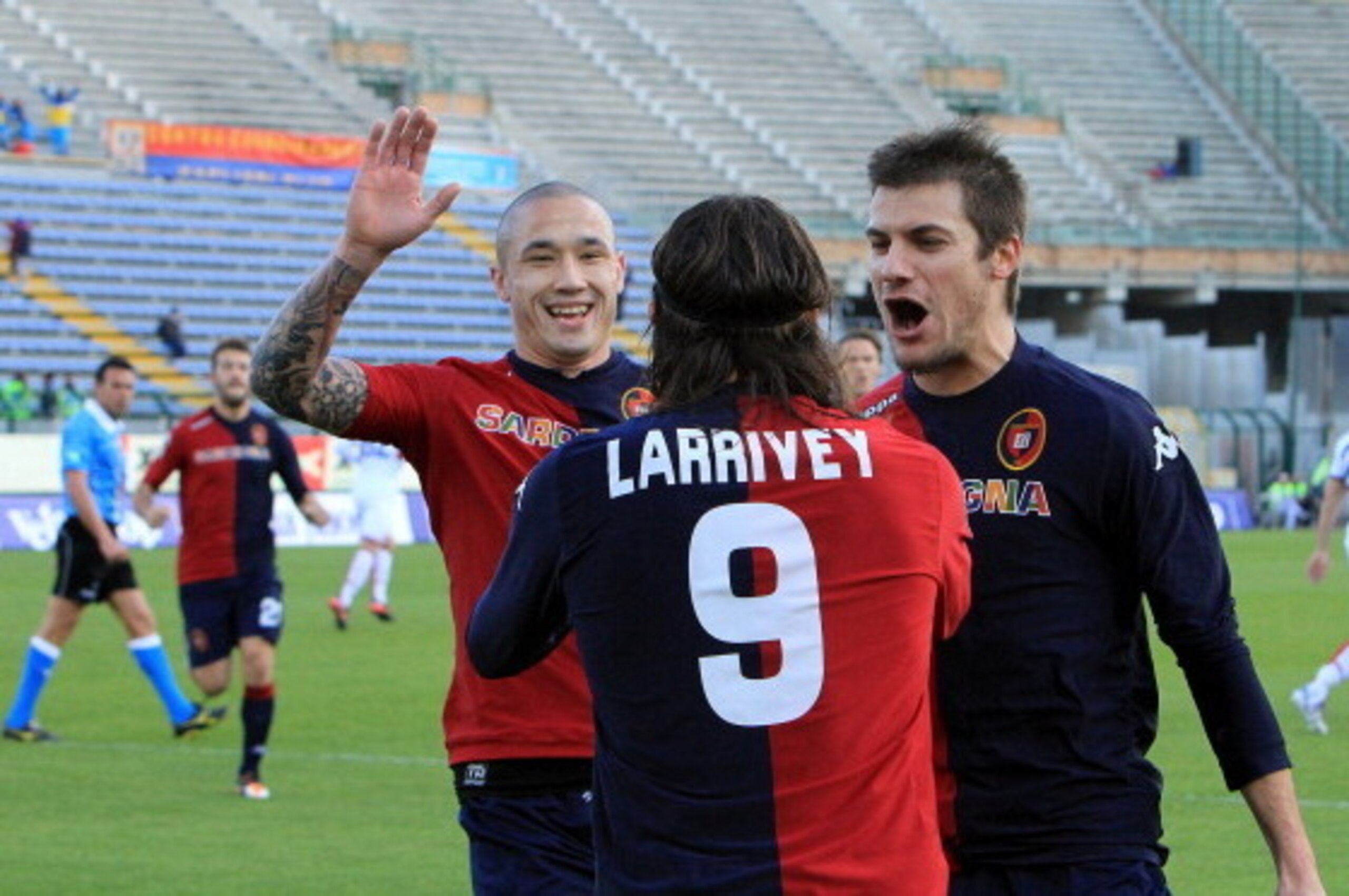 CAGLIARI, ITALY - JANUARY 08:   Joaquin Larrivey of Cagliari celebrates after scoring a goal during the Serie A match between Cagliari Calcio and Genoa CFC at Stadio Sant'Elia on January 8, 2012 in Cagliari, Italy.  (Photo by Enrico Locci/Getty Images)