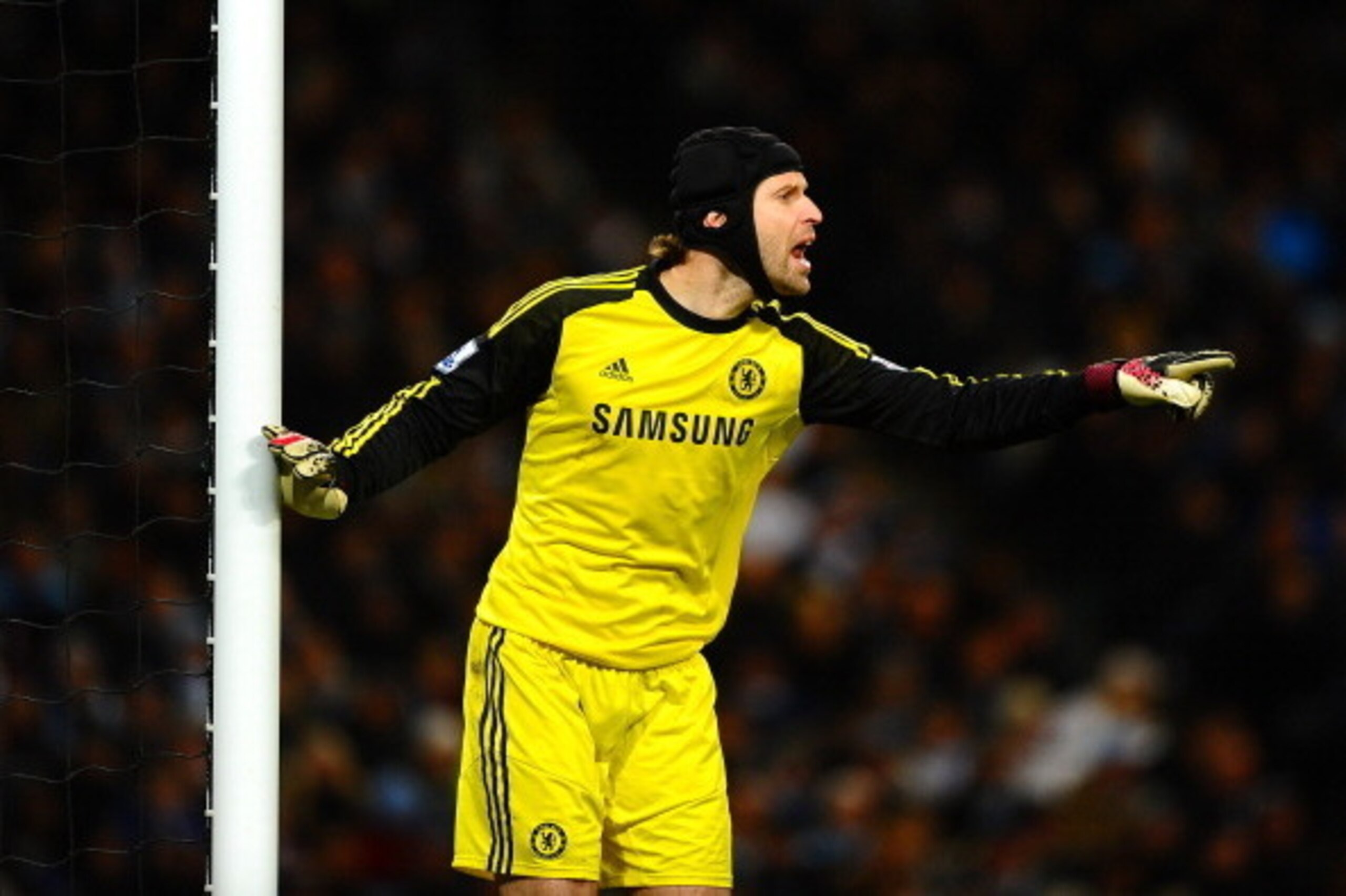 MANCHESTER, ENGLAND - FEBRUARY 03:  Petr Cech of Chelsea gives instructions during the Barclays Premier League match between Manchester City and Chelsea at Etihad Stadium on February 3, 2014 in Manchester, England.  (Photo by Laurence Griffiths/Getty Imag