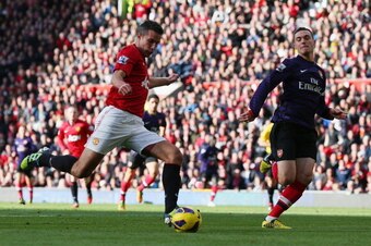 MANCHESTER, ENGLAND - NOVEMBER 03:  Robin van Persie of Manchester United shoots at goal during the Barclays Premier League match between Manchester United and Arsenal at Old Trafford on November 3, 2012 in Manchester, England. (Photo by Alex Livesey/Gett