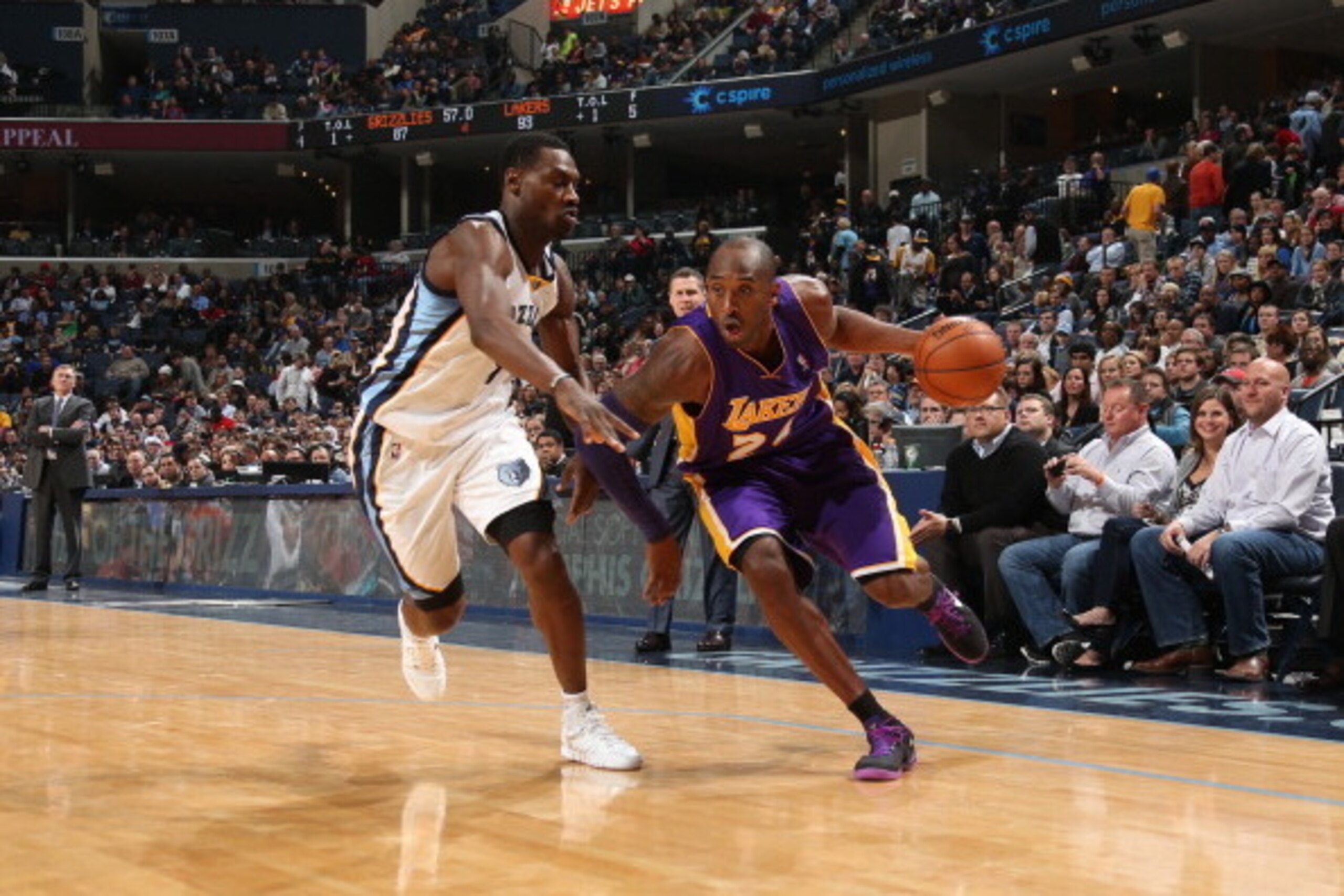 MEMPHIS, TN - DECEMBER 17: Kobe Bryant #24 of the Los Angeles Lakers drives to the basket against the Memphis Grizzlies on December 17, 2013 at FedExForum in Memphis, Tennessee. NOTE TO USER: User expressly acknowledges and agrees that, by downloading and