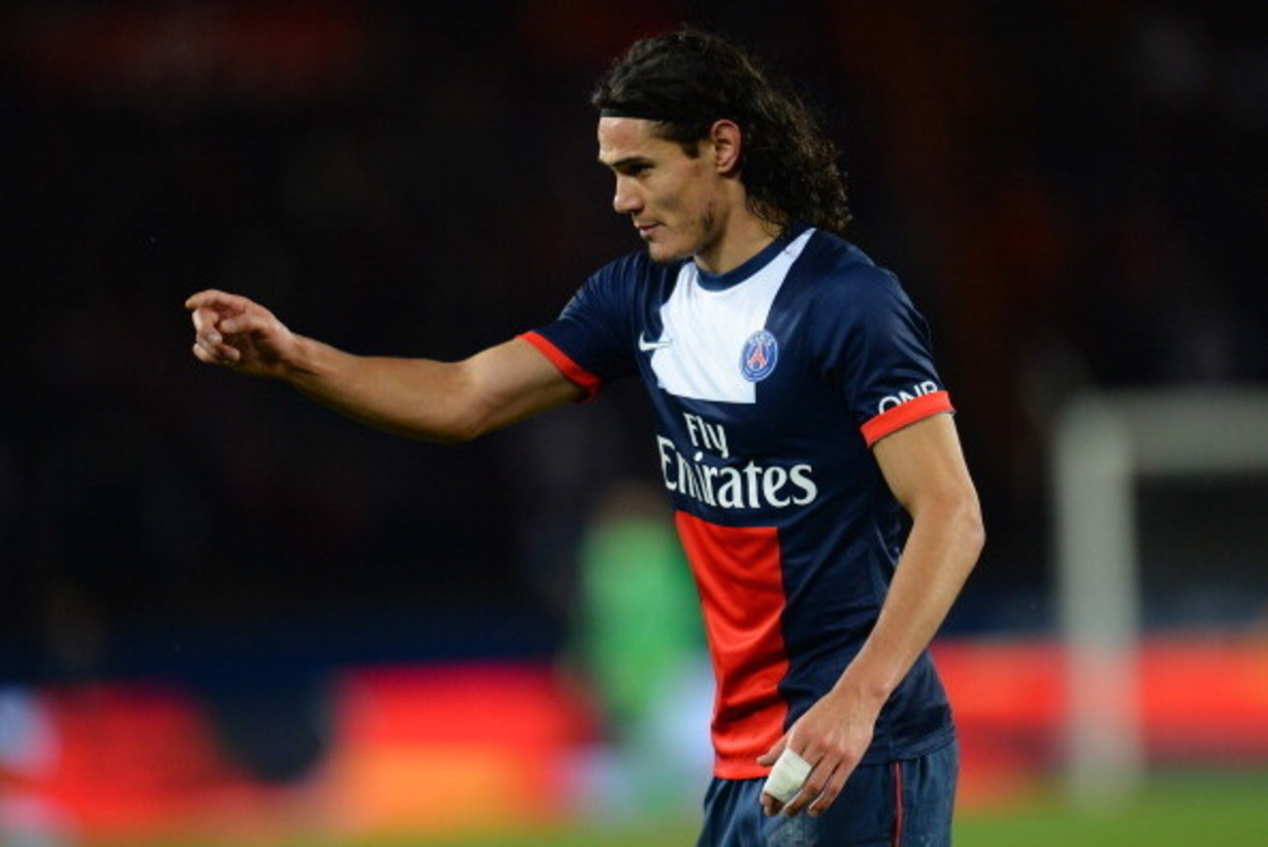 PARIS, FRANCE - JANUARY 31: Edison Roberto Cavani of Paris Saint-Germain FC during the Ligue 1 match between Paris Saint-Germain FC and FC Girondins de Bordeaux at Parc des Princes on January 31, 2014 in Paris, France. (Photo by Shaun Botterill/Getty Im PARIS, FRANCE - JANUARY 31: Edison Roberto Cavani of Paris Saint-Germain FC during the Ligue 1 match between Paris Saint-Germain FC and FC Girondins de Bordeaux at Parc des Princes on January 31, 2014 in Paris, France. (Photo by Shaun Botterill/Getty Im
