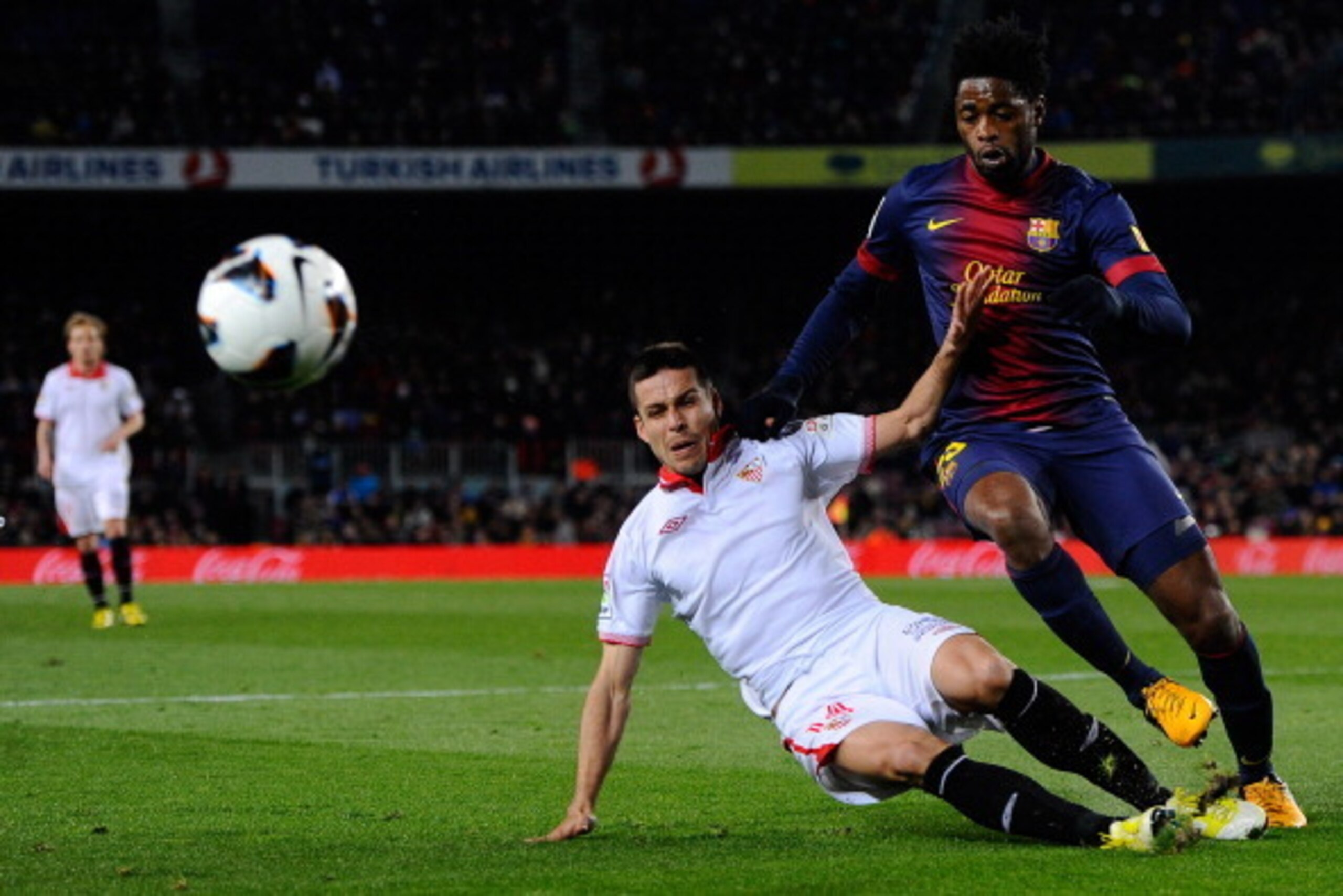 BARCELONA, SPAIN - FEBRUARY 23:  Alex Song of FC Barcelona duels for the ball with Manu del Moral of Sevilla FC during the La Liga match between FC Barcelona and Sevilla FC at Camp Nou on February 23, 2013 in Barcelona, Spain.  (Photo by David Ramos/Getty