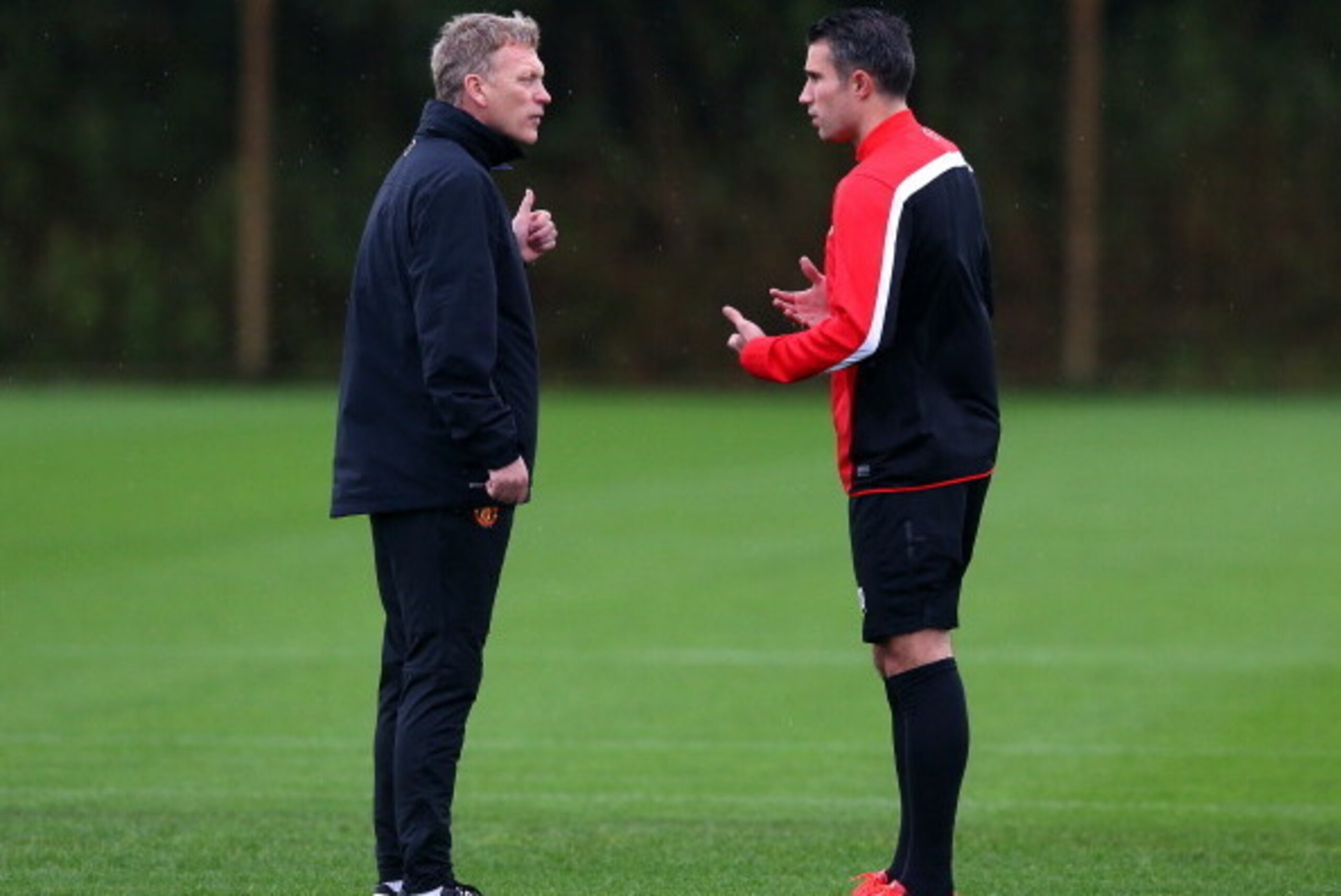 MANCHESTER, ENGLAND - OCTOBER 22:  David Moyes the manager of Manchester United talks with Robin Van Persie prior to a training session at Aon Training Complex on October 22, 2013 in Manchester, England.  (Photo by Alex Livesey/Getty Images)