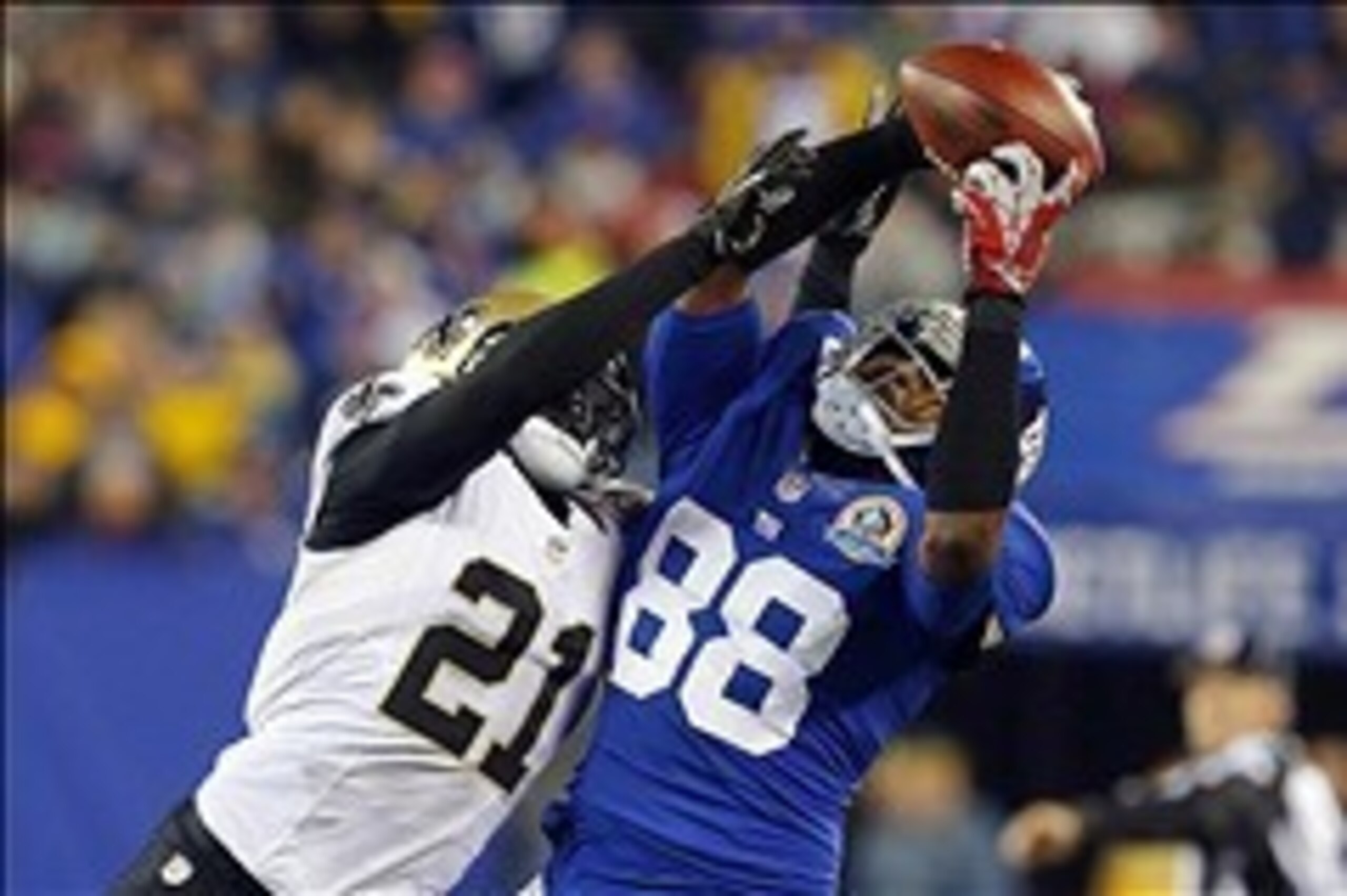 Dec 9, 2012; East Rutherford, NJ, USA;  New York Giants wide receiver Hakeem Nicks (88) hangs onto a pass as he is defended by New Orleans Saints cornerback Patrick Robinson (21) at MetLife Stadium. Mandatory Credit: Jim O'Connor-USA TODAY Sports