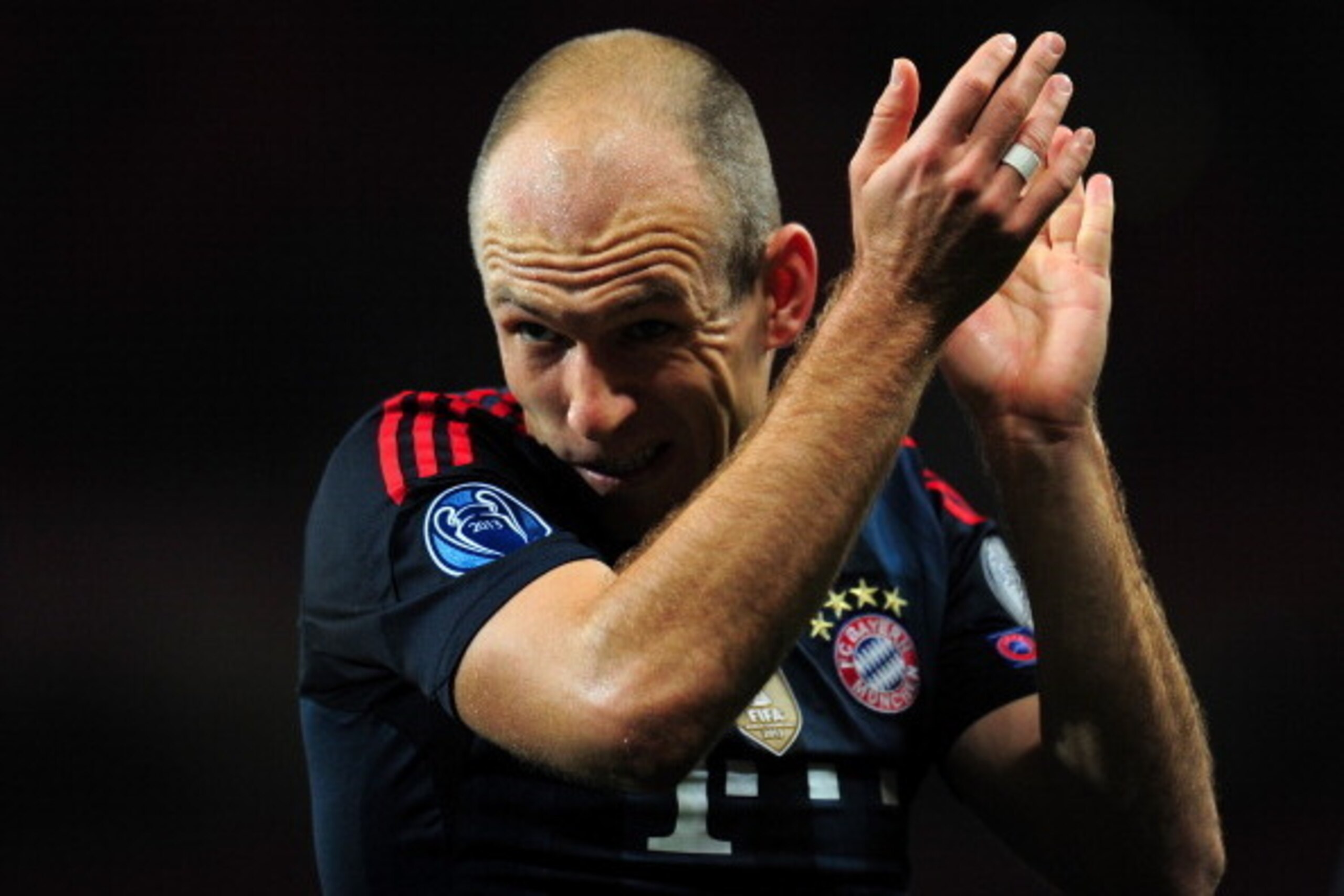 LONDON, ENGLAND - FEBRUARY 19:  Arjen Robben of Bayern Muenchen applauds the fans at the final whistle during the UEFA Champions League Round of 16 first leg match between Arsenal and FC Bayern Muenchen at Emirates Stadium on February 19, 2014 in London, 