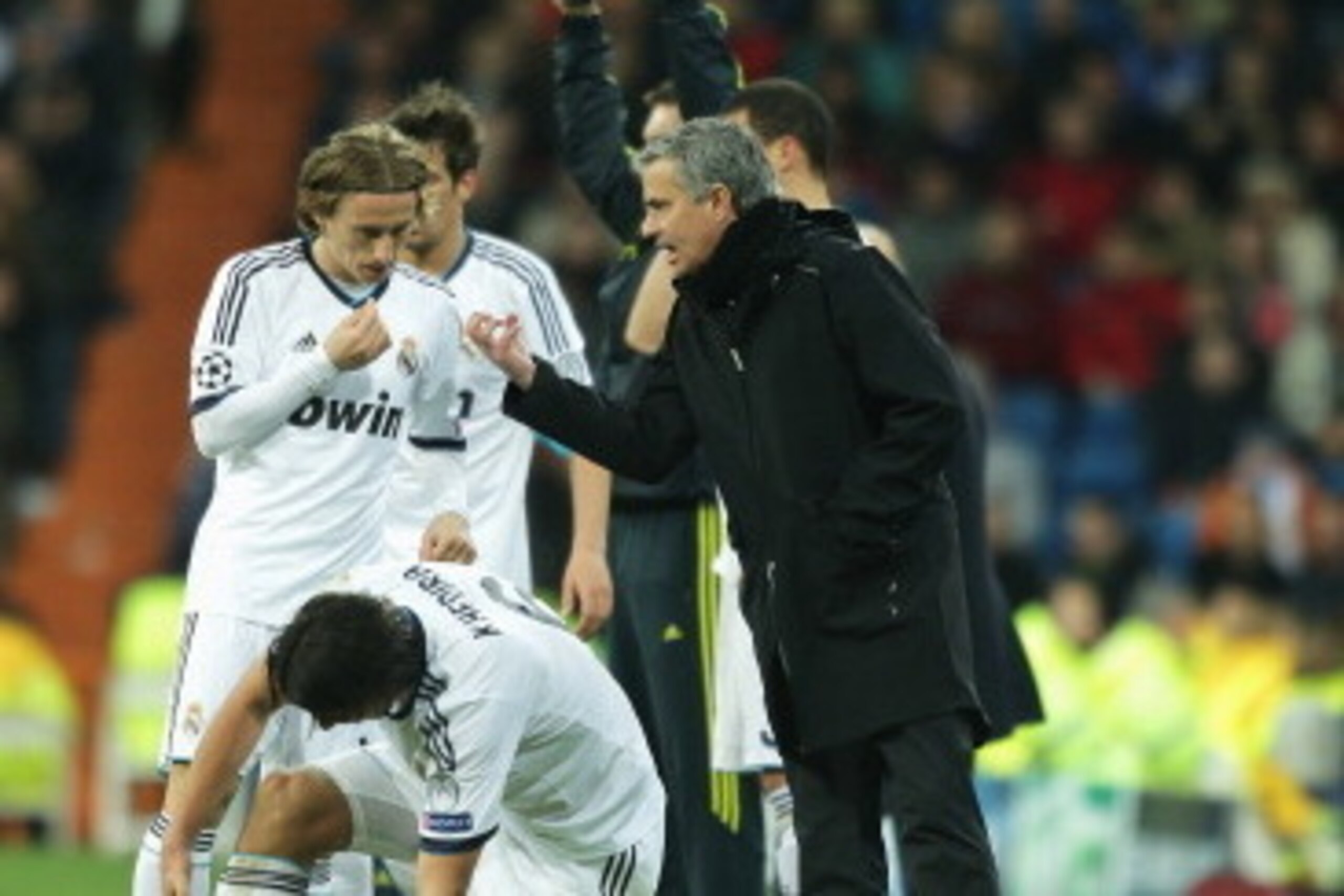 MADRID, SPAIN - APRIL 03:  Real Madrid coach Jose Mourinho talks to Luka Modric of Real Madrid during the UEFA Champions League Quarter Final first leg match between Real Madrid and Galatasaray at Estadio Santiago Bernabeu on April 3, 2013 in Madrid, Spai