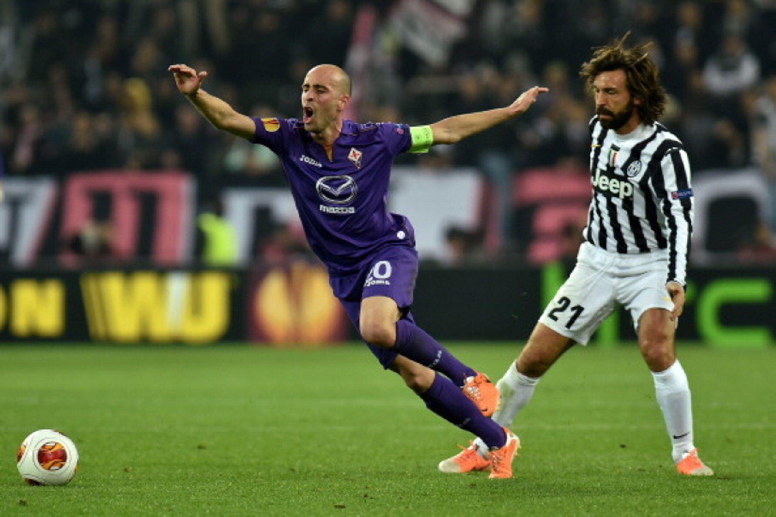 TURIN, ITALY - MARCH 13:  Borja Valero (L) of ACF Fiorentina is tackled by Andrea Pirlo of Juventus during the UEFA Europa League Round of 16 match between Juventus and ACF Fiorentina at Juventus Arena on March 13, 2014 in Turin, Italy.  (Photo by Valerio