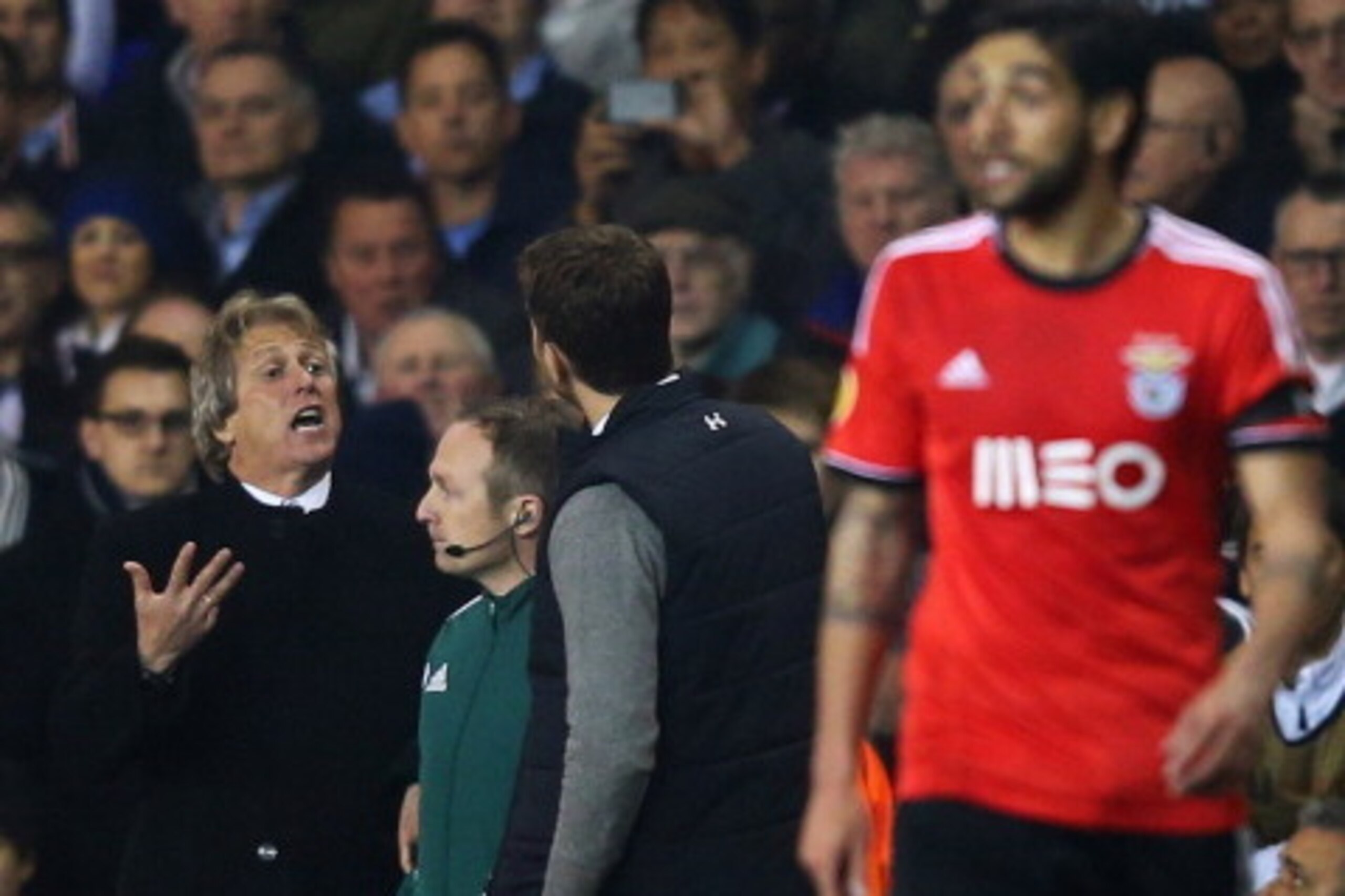 LONDON, ENGLAND - MARCH 13:  Tim Sherwood manager of Tottenham Hotspur argues with Jorge Jesus manager of Benfica during the UEFA Europa League Round of 16 first leg match between Tottenham Hotspur FC and SL Benfica at White Hart Lane on March 13, 2014 in