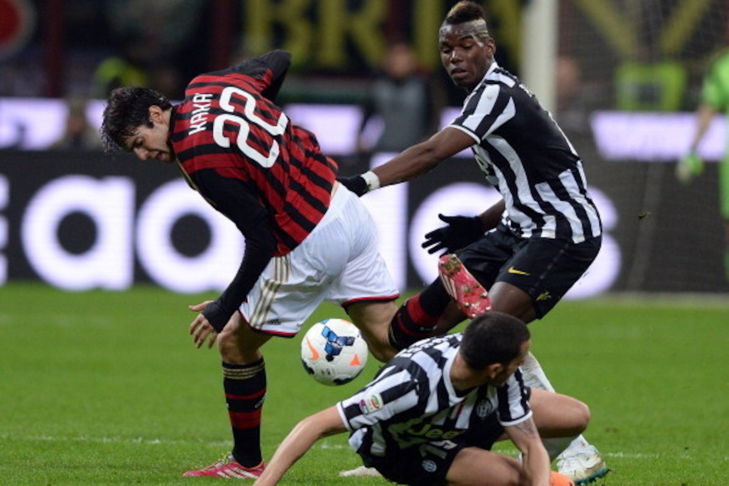 MILAN, ITALY - MARCH 02:  Kaka of AC Milan #22 and Paul Pogba (R) of Juventus compete for the ball during the Serie A match between AC Milan and Juventus at San Siro Stadium on March 2, 2014 in Milan, Italy.  (Photo by Claudio Villa/Getty Images)