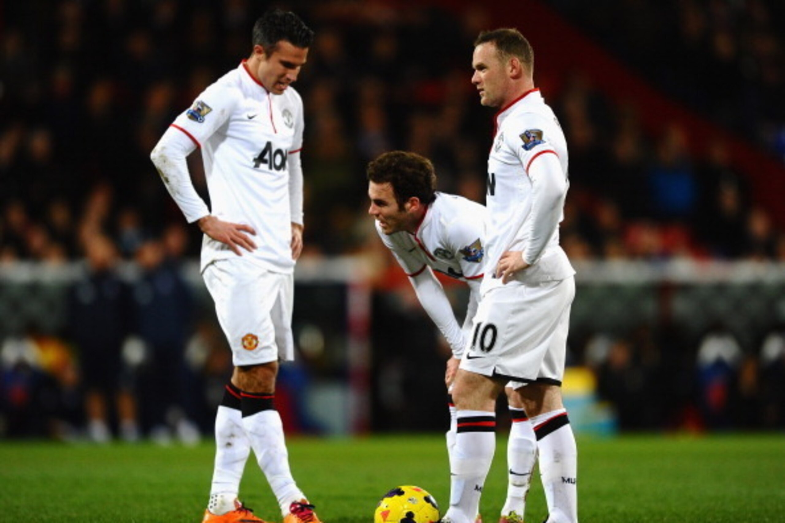 LONDON, ENGLAND - FEBRUARY 22: Robin Van Persie, Juan Mata and Wayne Rooney of Manchester United stand over a free kick during the Barclays Premier League match between Crystal Palace and Manchester United at Selhurst Park on February 22, 2014 in London, 