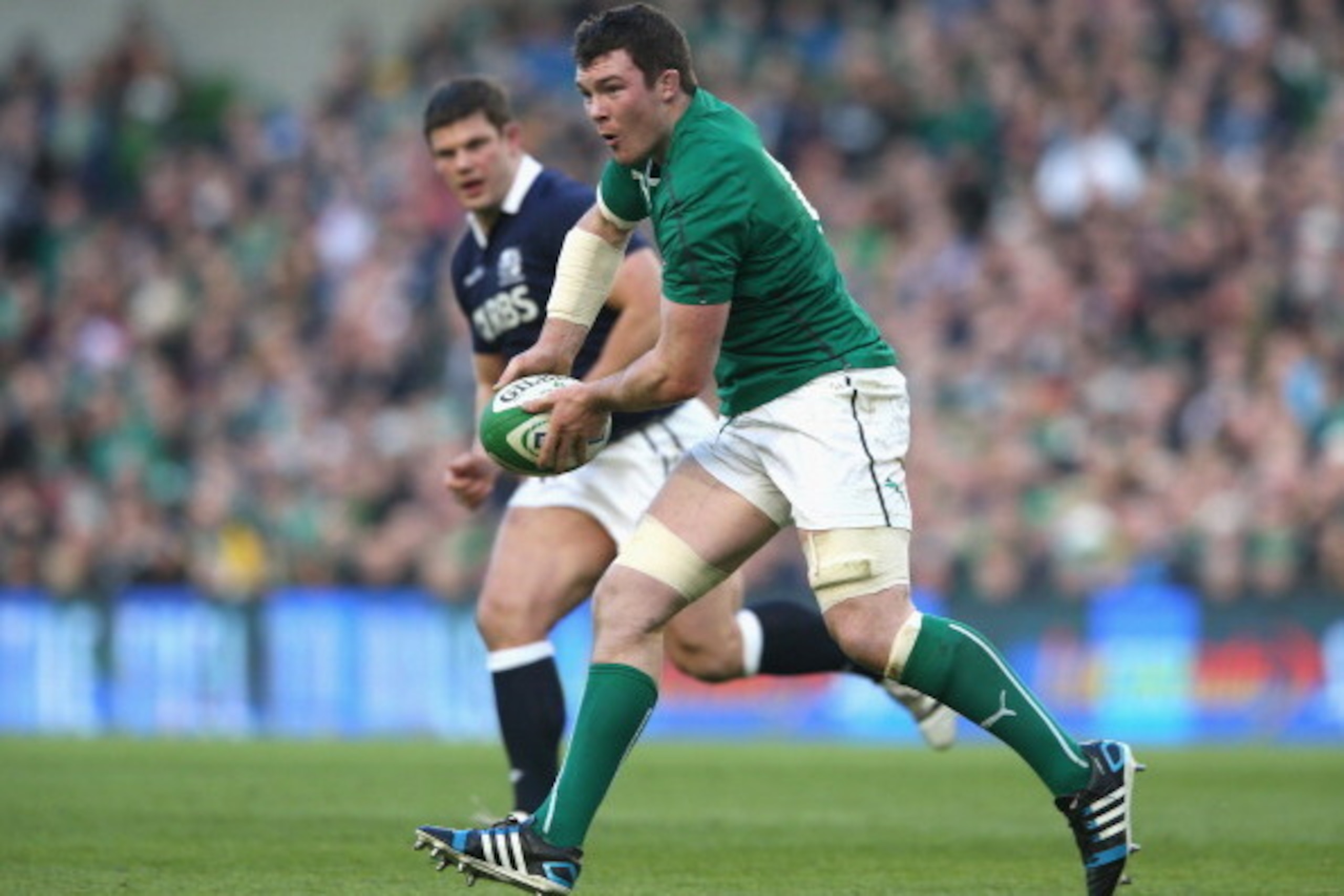 DUBLIN, IRELAND - FEBRUARY 02:  Peter O'Mahony of Ireland passes the ball during the RBS Six Nations match between Ireland and Scotland at the Aviva Stadium on February 2, 2014 in Dublin, Ireland.  (Photo by David Rogers/Getty Images)