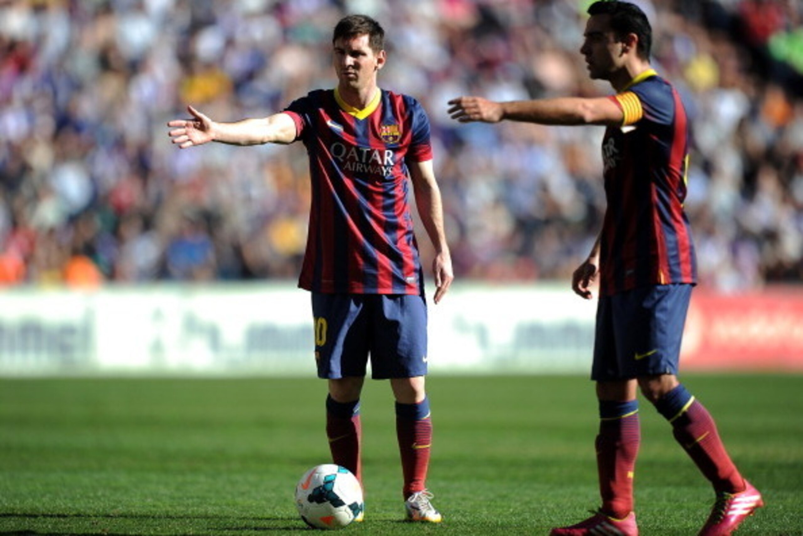 VALLADOLID, SPAIN - MARCH 08:  Lionel Messi (L) of FC Barcelona lines up a free kick with Xavi Hernandez during the La Liga match between Real Valladolid CF and FC Barcelona at estadio Nuevo Jose Zorillo on March 8, 2014 in Valladolid, Spain.  (Photo by D