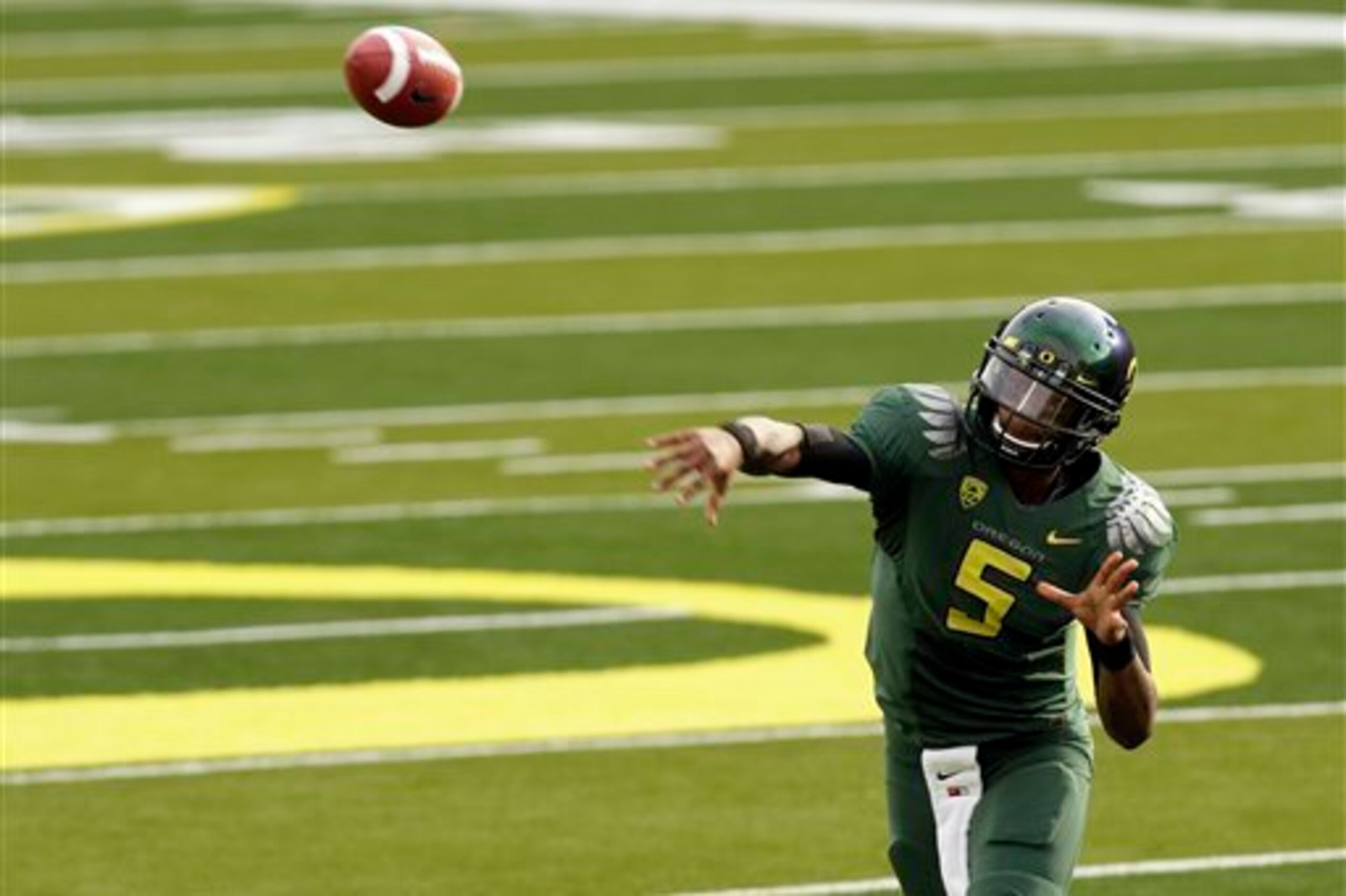 Darron Thomas (above) was used less in the rush than Jeremiah Masoli (top) or Marcus Mariota.