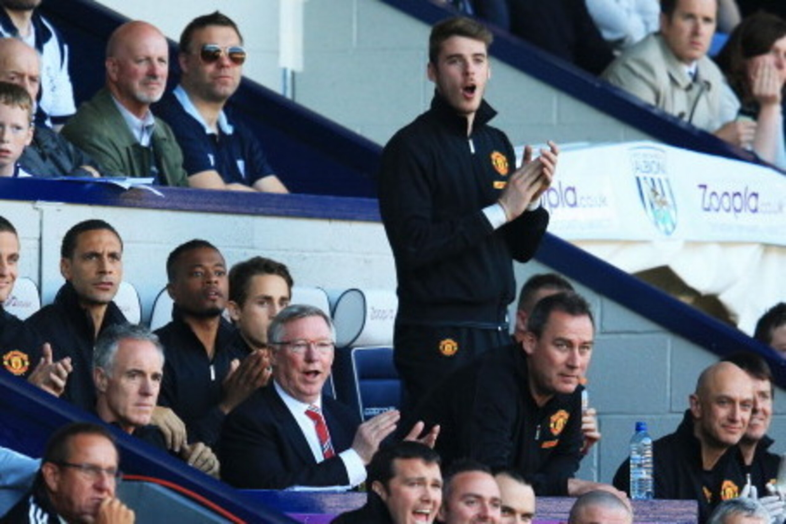 WEST BROMWICH, ENGLAND - MAY 19:  Manchester United manager Sir Alex Ferguson and substitute goalkeeper David De Gea applaud from the bench during the Barclays Premier League match between West Bromwich Albion and Manchester United at The Hawthorns on May