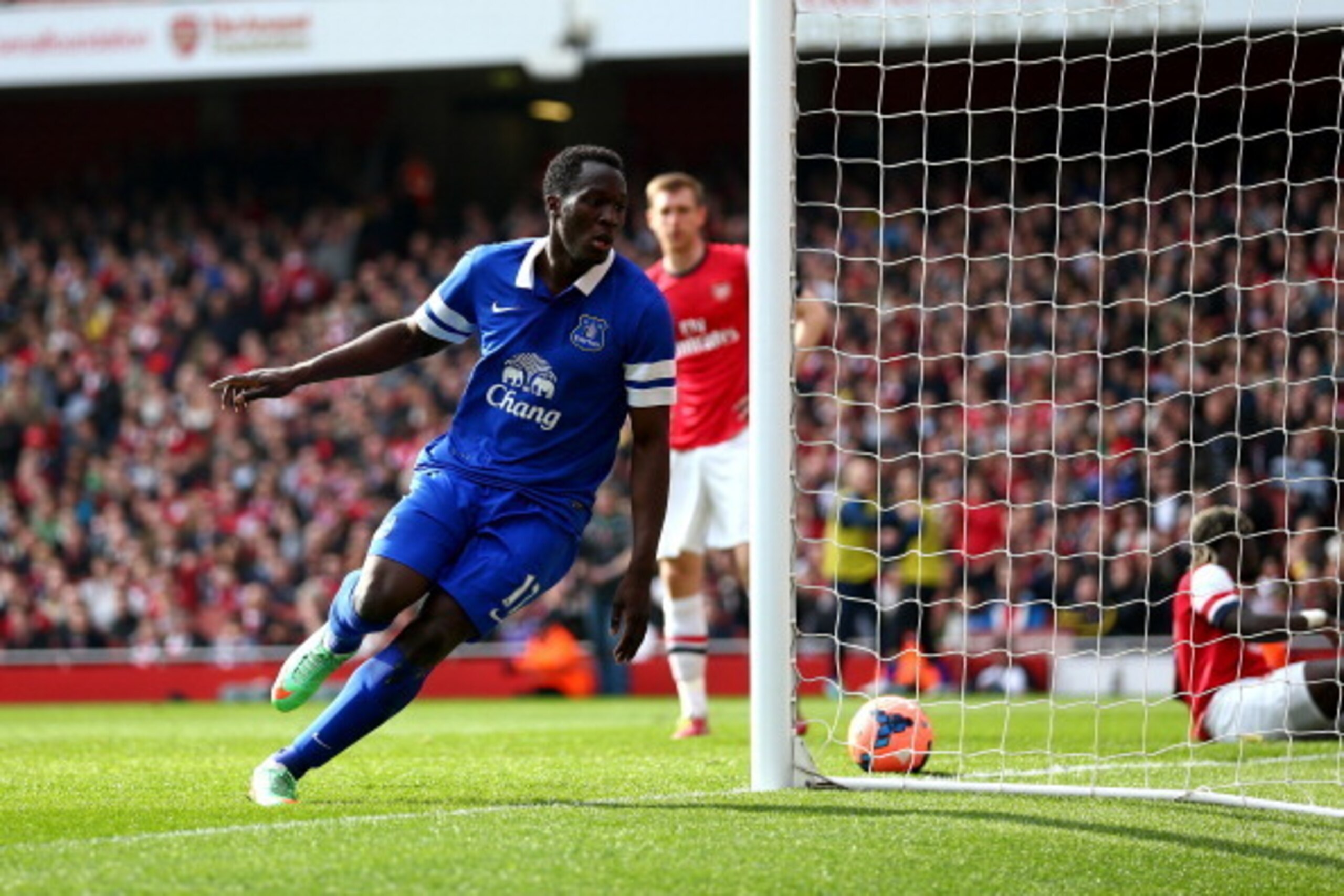 LONDON, ENGLAND - MARCH 08:  Romelu Lukaku of Everton celebrates after scoring a goal to level the scores at 1-1 during the FA Cup Quarter-Final match between Arsenal and Everton at Emirates Stadium on March 8, 2014 in London, England.  (Photo by Paul Gil